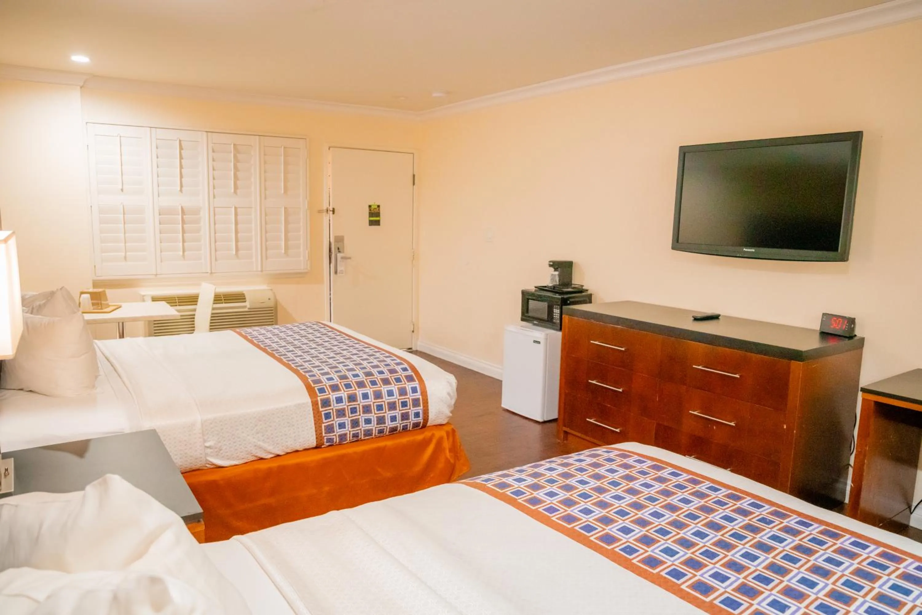 Bed in Gateway Inn Gardena Los Angeles South