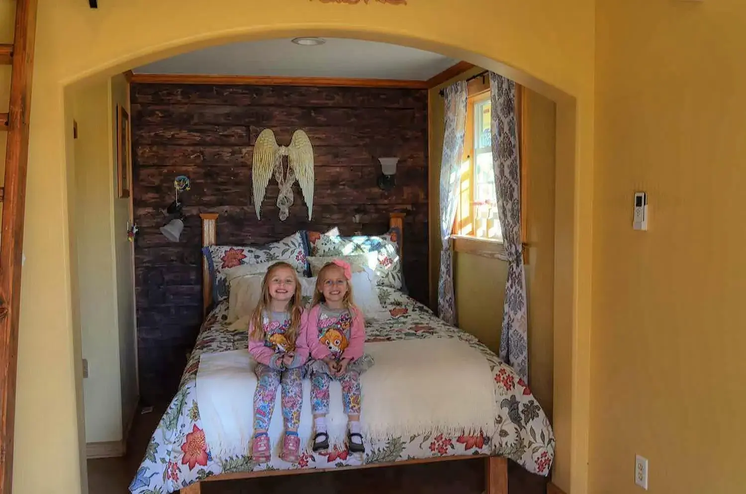 Bed in Rarumpelpunzeldornaschenwittchen Bed in Rarumpelpunzeldornaschenwittchen
