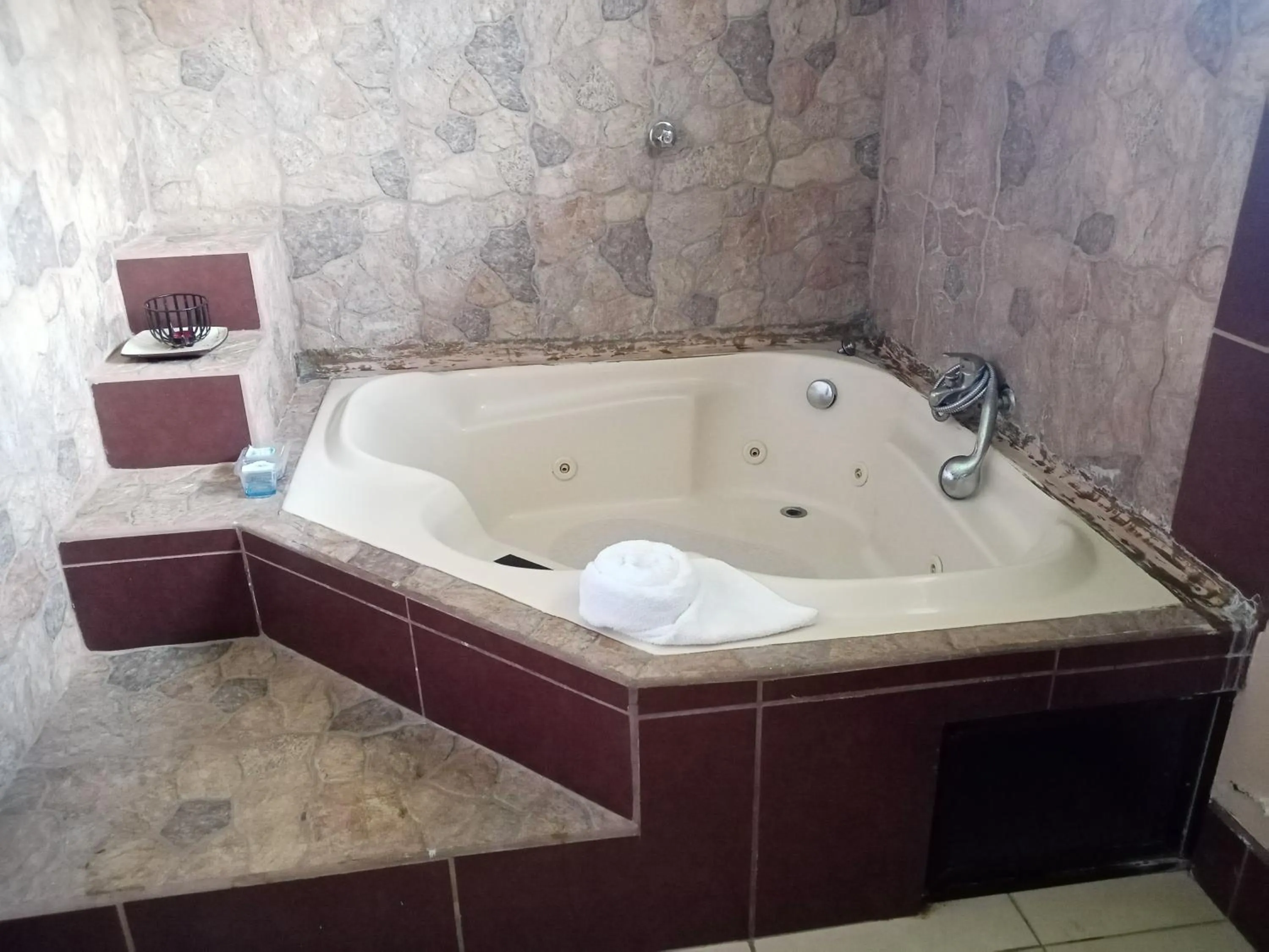 Shower in Hotel Torre Fuerte