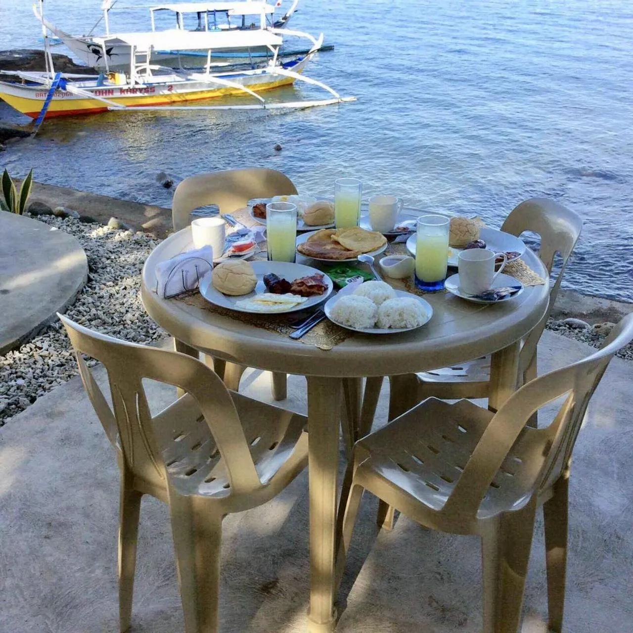 Restaurant/places to eat in Bentrina Diving Resort