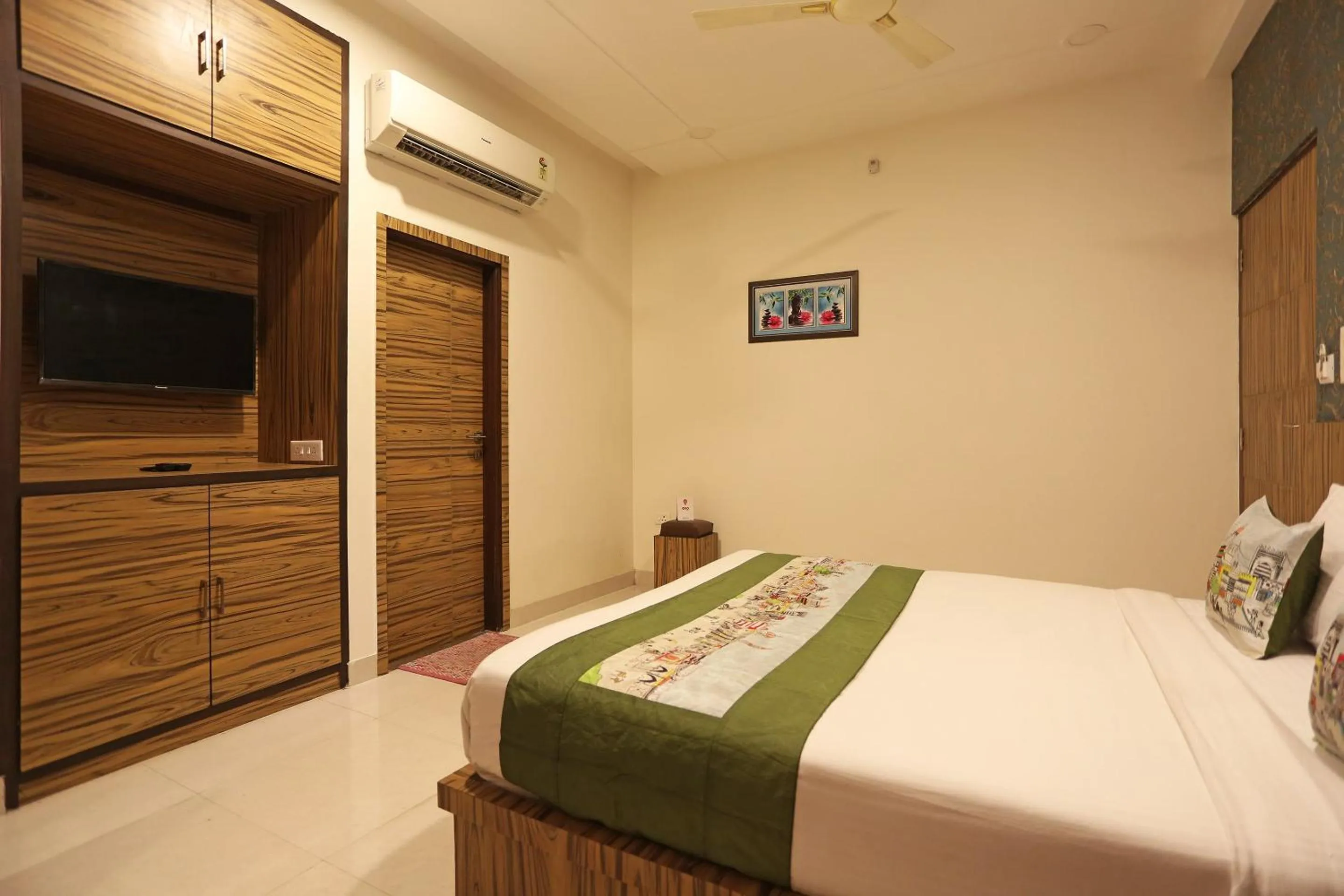 Bedroom, Bed in Super Capital O Swastika