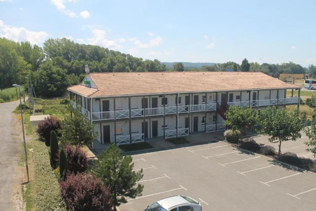 Property building in Brit Hotel Confort Manosque Cadarache