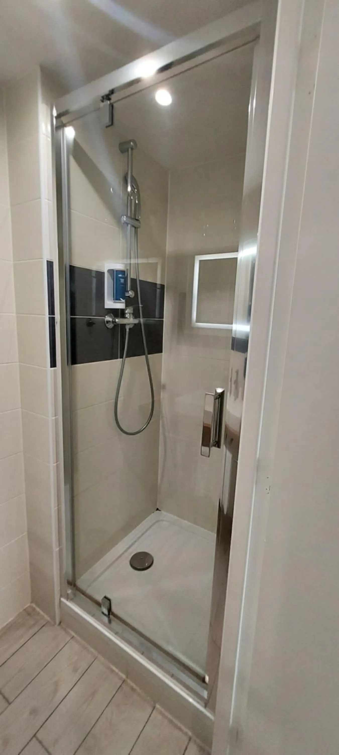 Shower in Brit Hotel Confort Manosque Cadarache