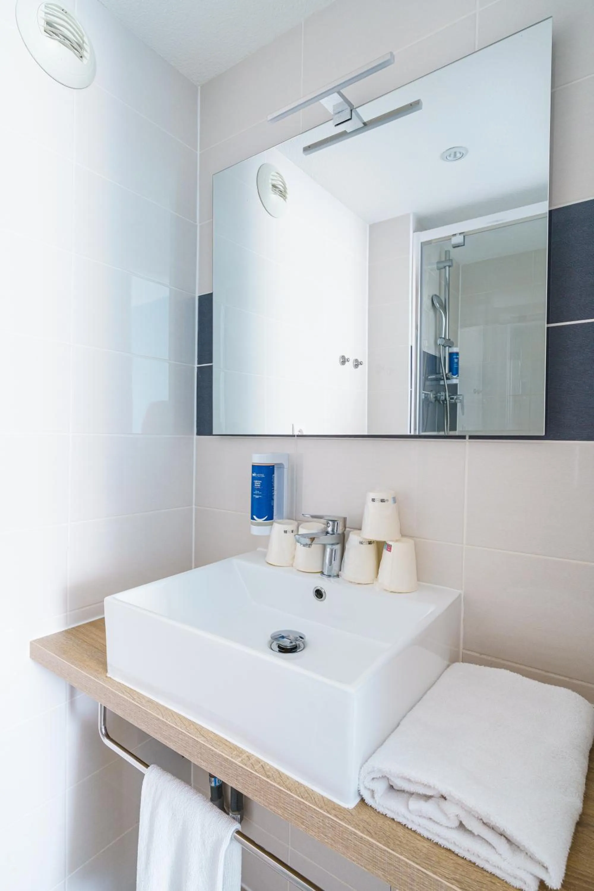 Bathroom, Bed in Brit Hotel Confort Manosque Cadarache