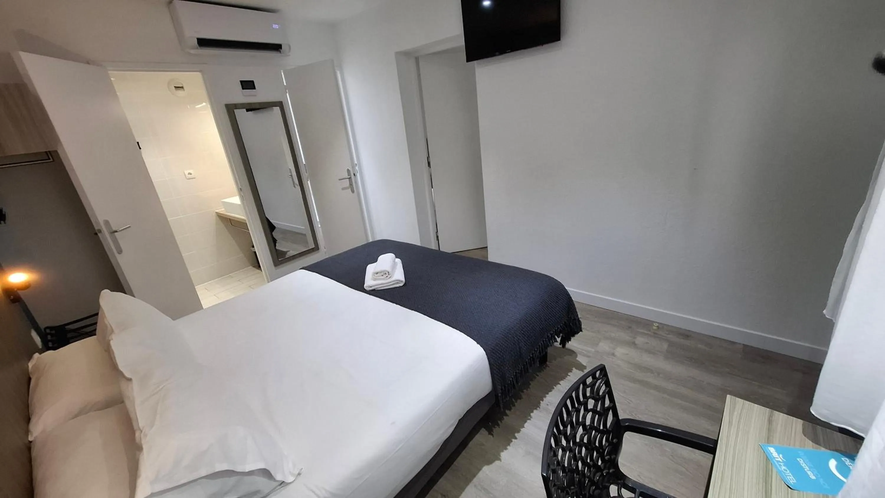 Photo of the whole room, Bed in Brit Hotel Confort Manosque Cadarache