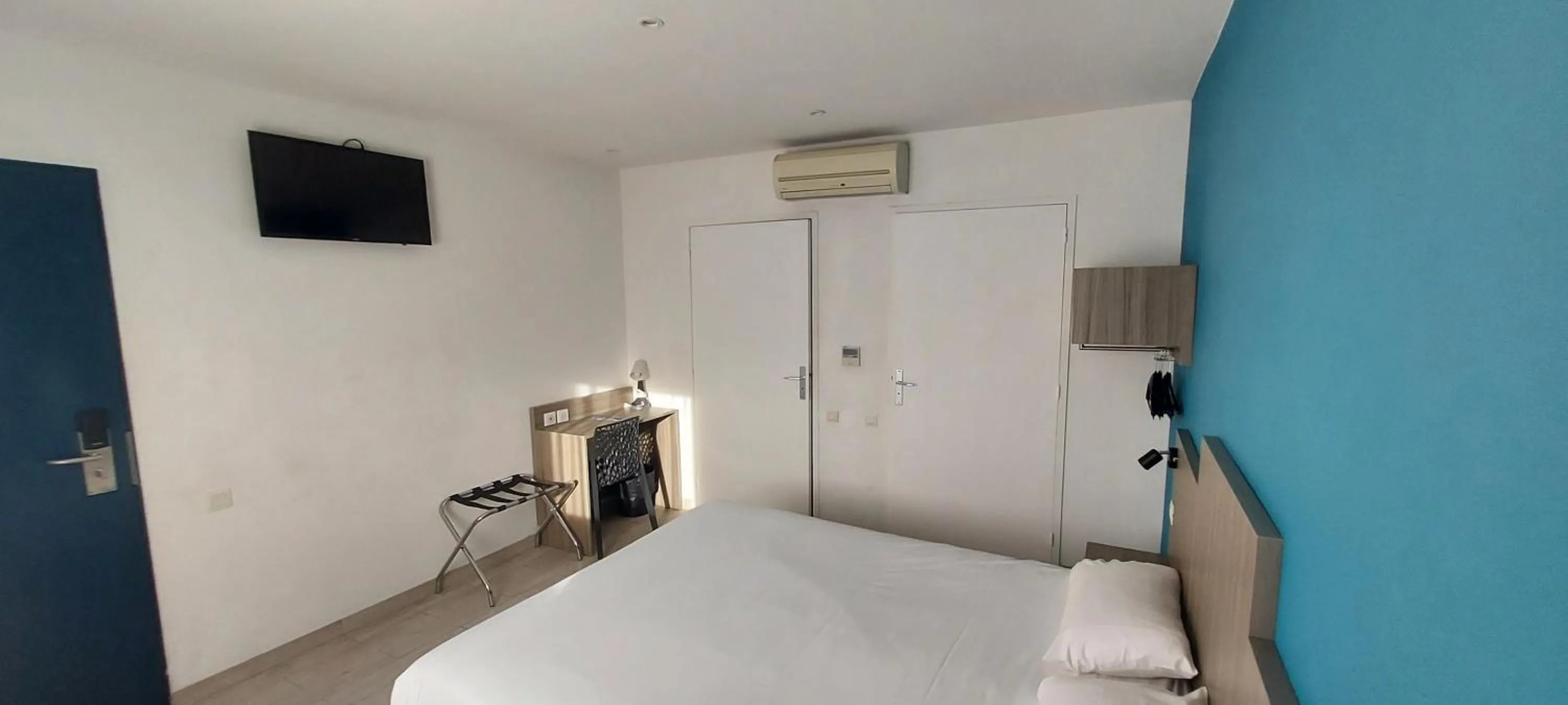 Bed in Brit Hotel Confort Manosque Cadarache