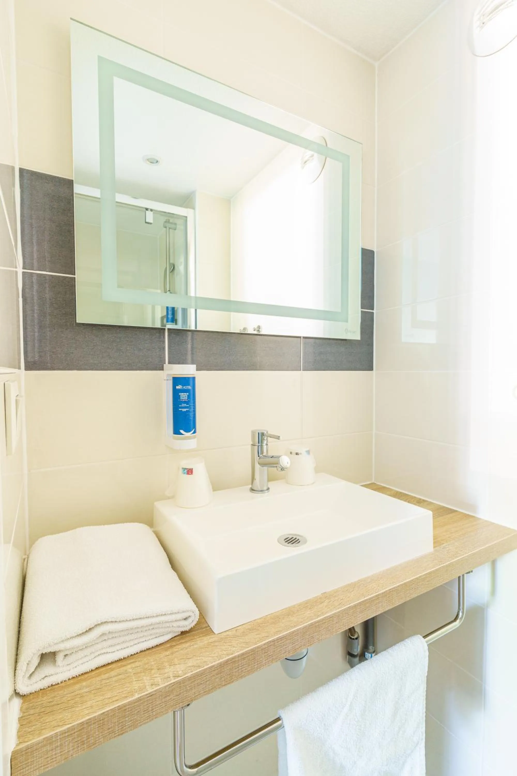 Bathroom in Brit Hotel Confort Manosque Cadarache