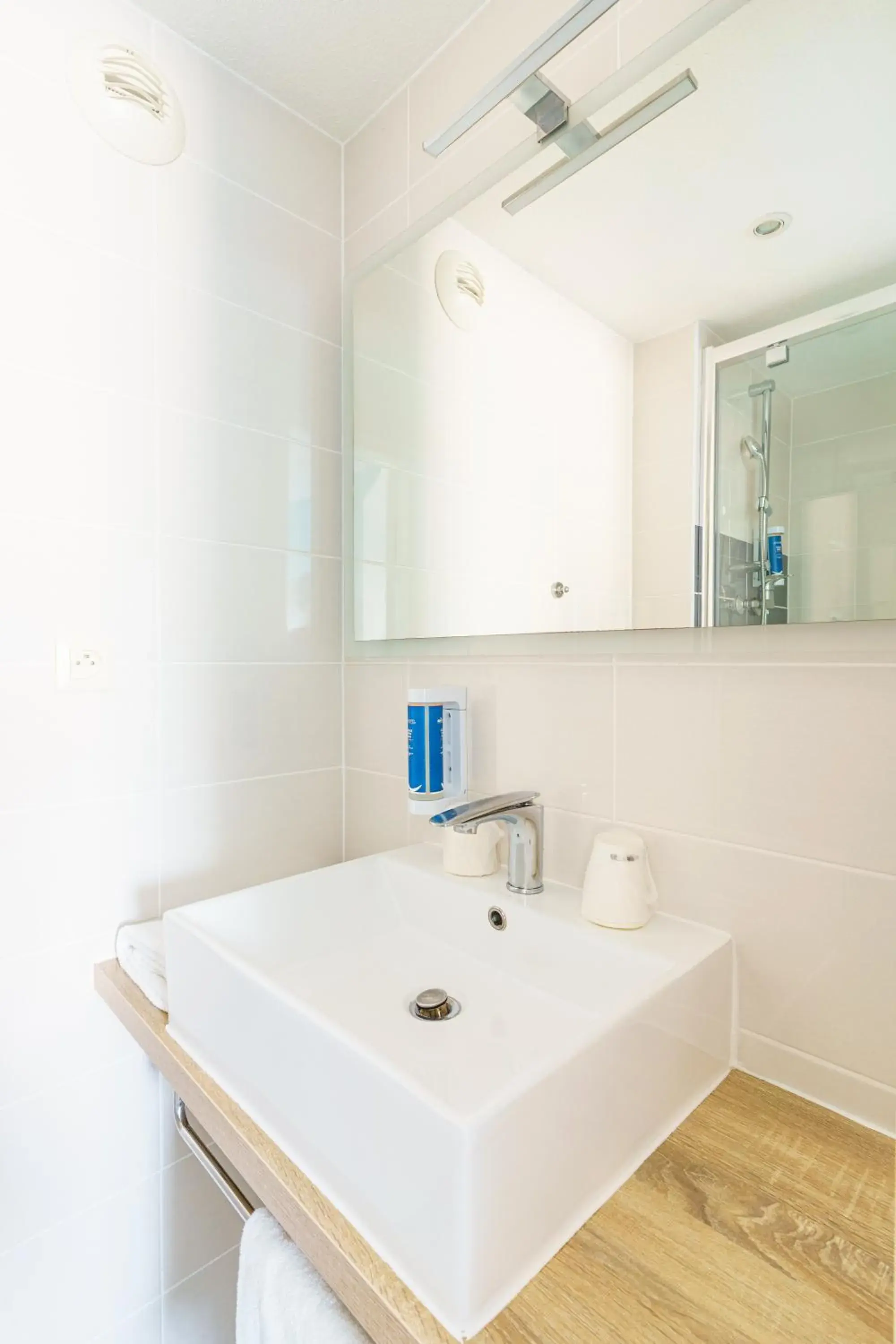 Bathroom in Brit Hotel Confort Manosque Cadarache Bathroom in Brit Hotel Confort Manosque Cadarache