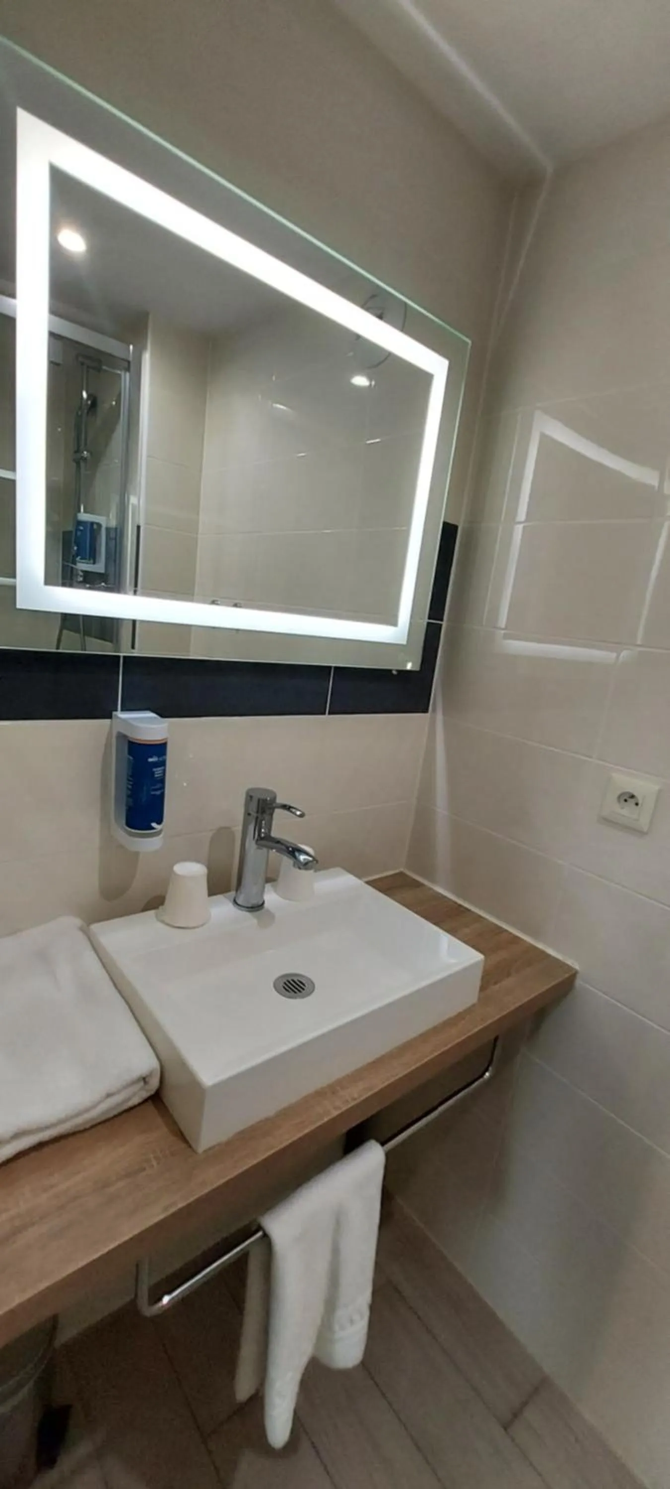 Bathroom in Brit Hotel Confort Manosque Cadarache