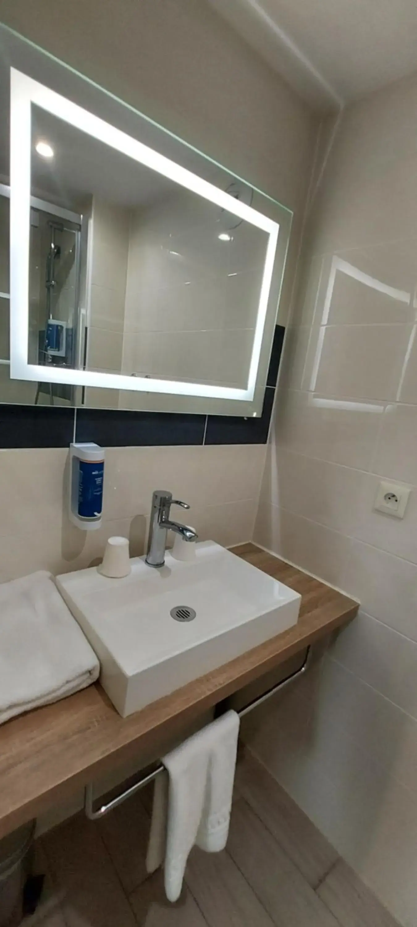 Bathroom in Brit Hotel Confort Manosque Cadarache Bathroom in Brit Hotel Confort Manosque Cadarache