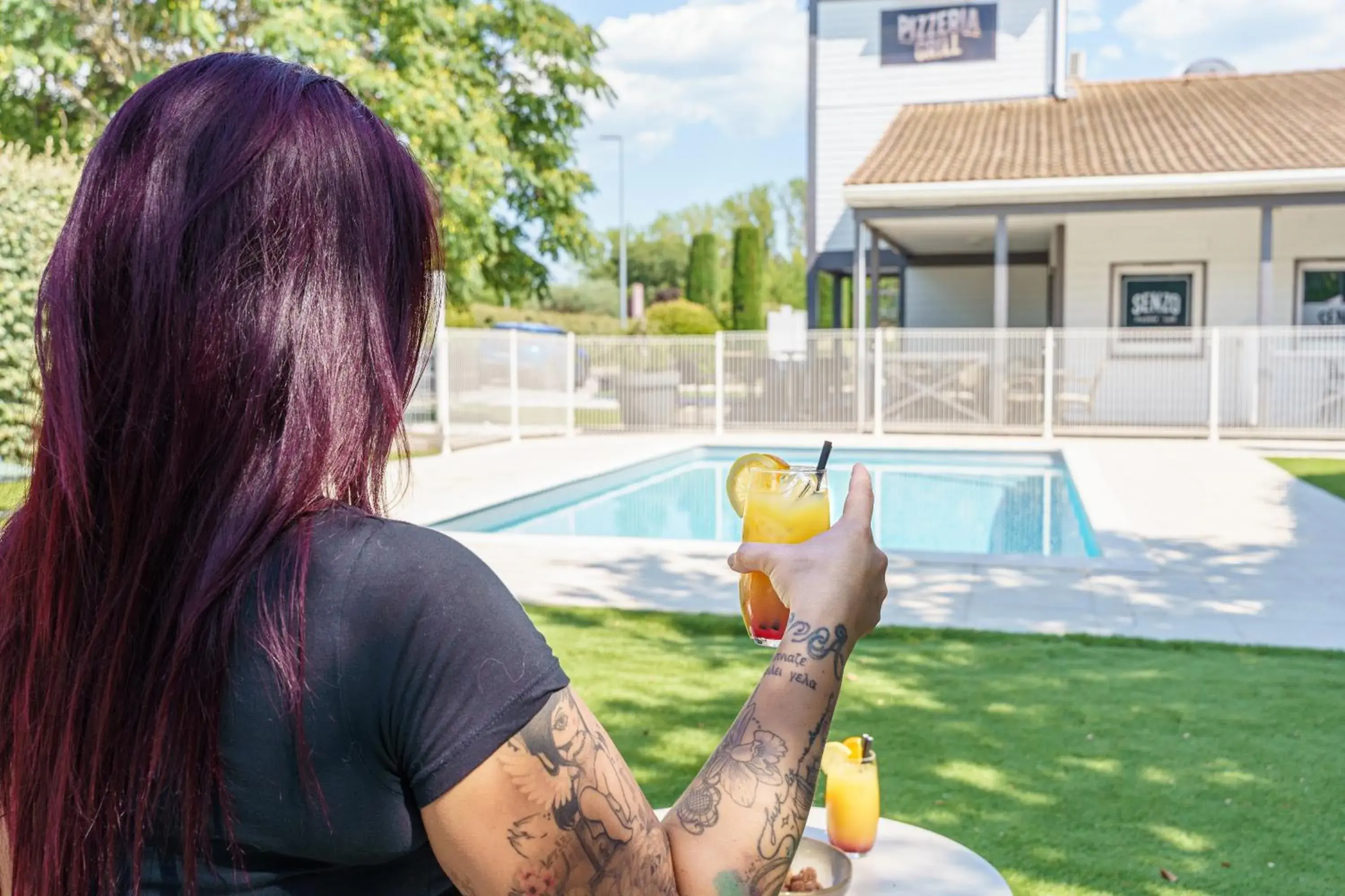 Swimming pool in Brit Hotel Confort Manosque Cadarache Swimming pool in Brit Hotel Confort Manosque Cadarache