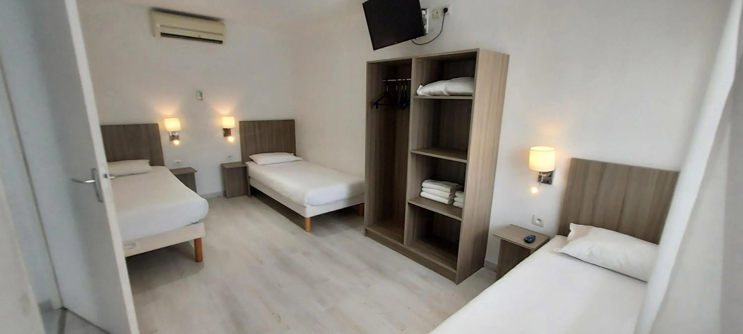 Bed in Brit Hotel Confort Manosque Cadarache