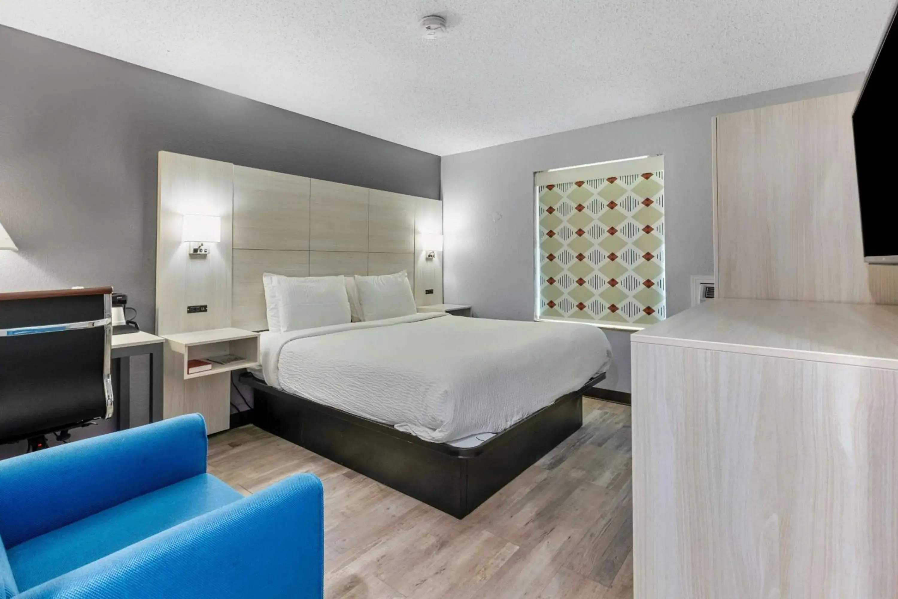 Photo of the whole room, Bed in Days Inn by Wyndham Savannah Gateway I-95 Photo of the whole room, Bed in Days Inn by Wyndham Savannah Gateway I-95