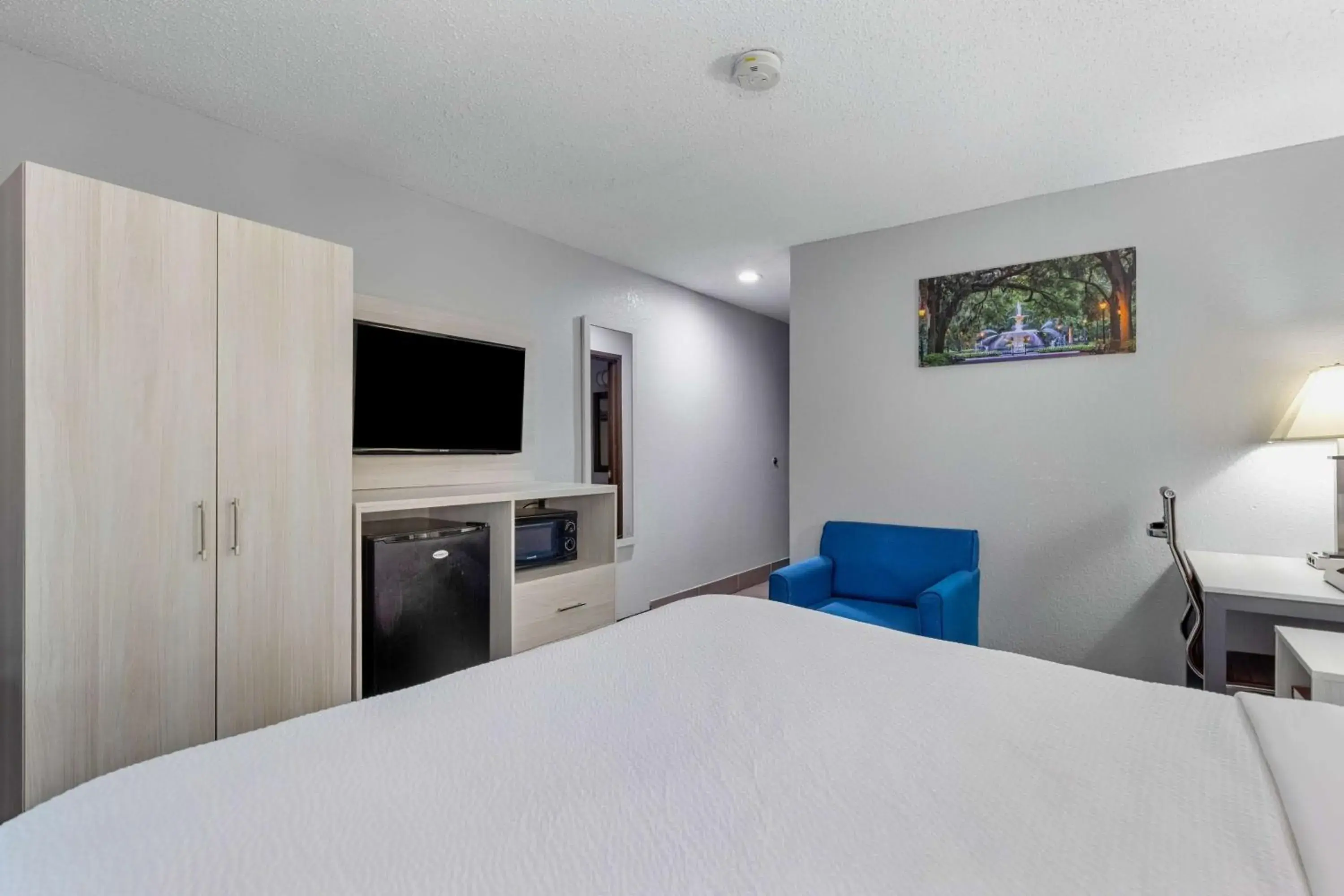 Photo of the whole room, Bed in Days Inn by Wyndham Savannah Gateway I-95 Photo of the whole room, Bed in Days Inn by Wyndham Savannah Gateway I-95