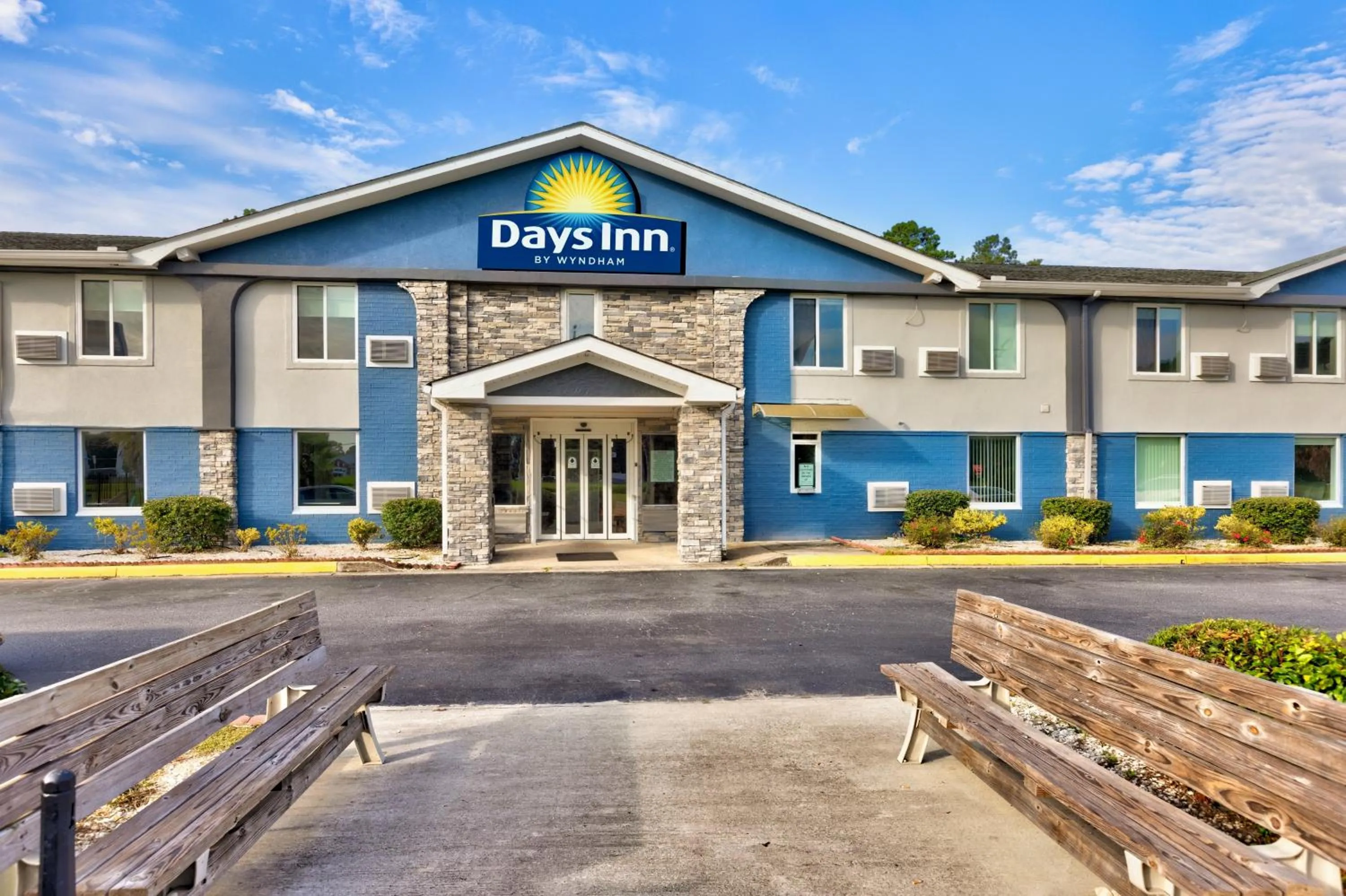 Facade/entrance in Days Inn by Wyndham Savannah Gateway I-95