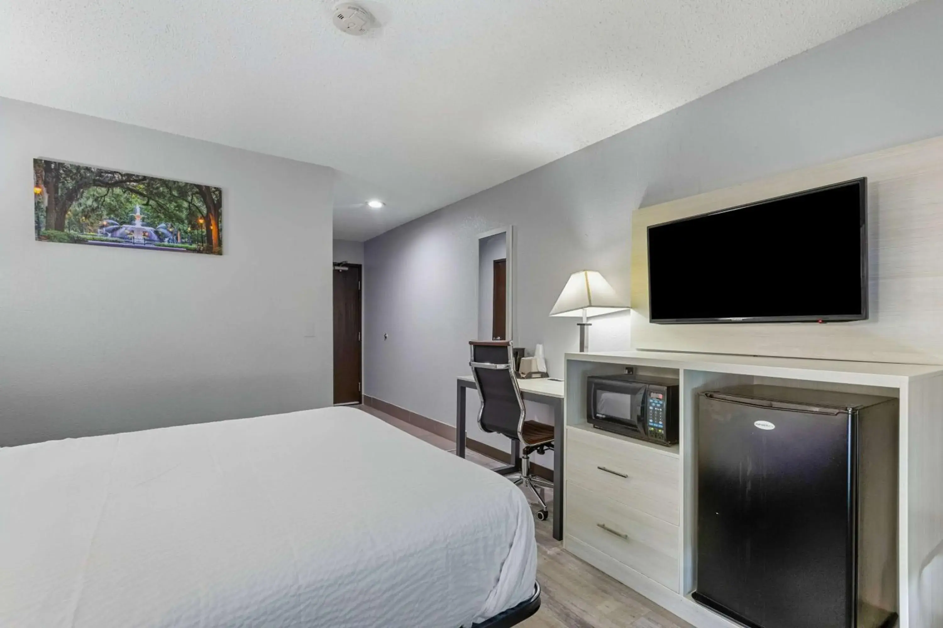 Photo of the whole room, Bed in Days Inn by Wyndham Savannah Gateway I-95 Photo of the whole room, Bed in Days Inn by Wyndham Savannah Gateway I-95