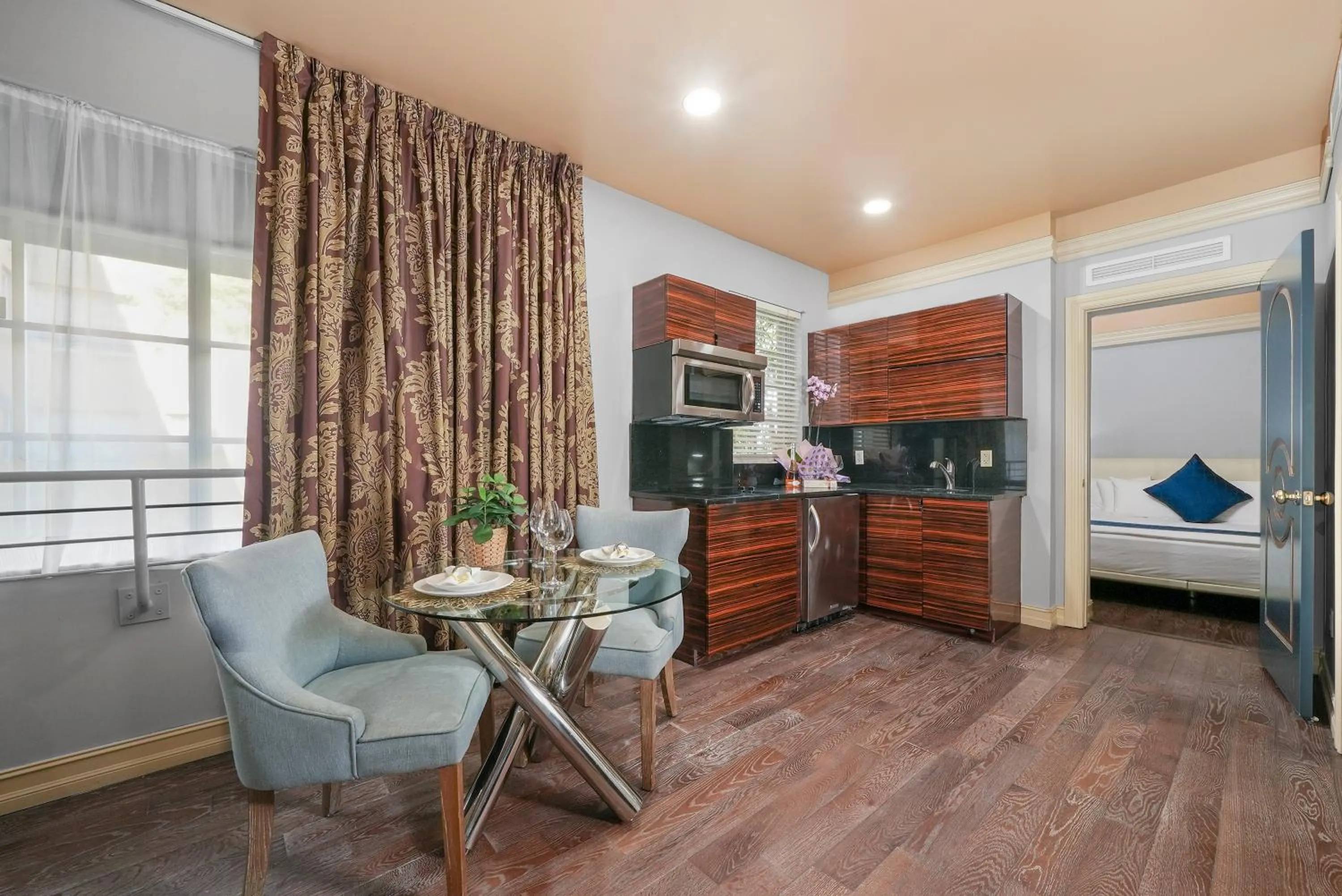 Dining area in Riviera Suites