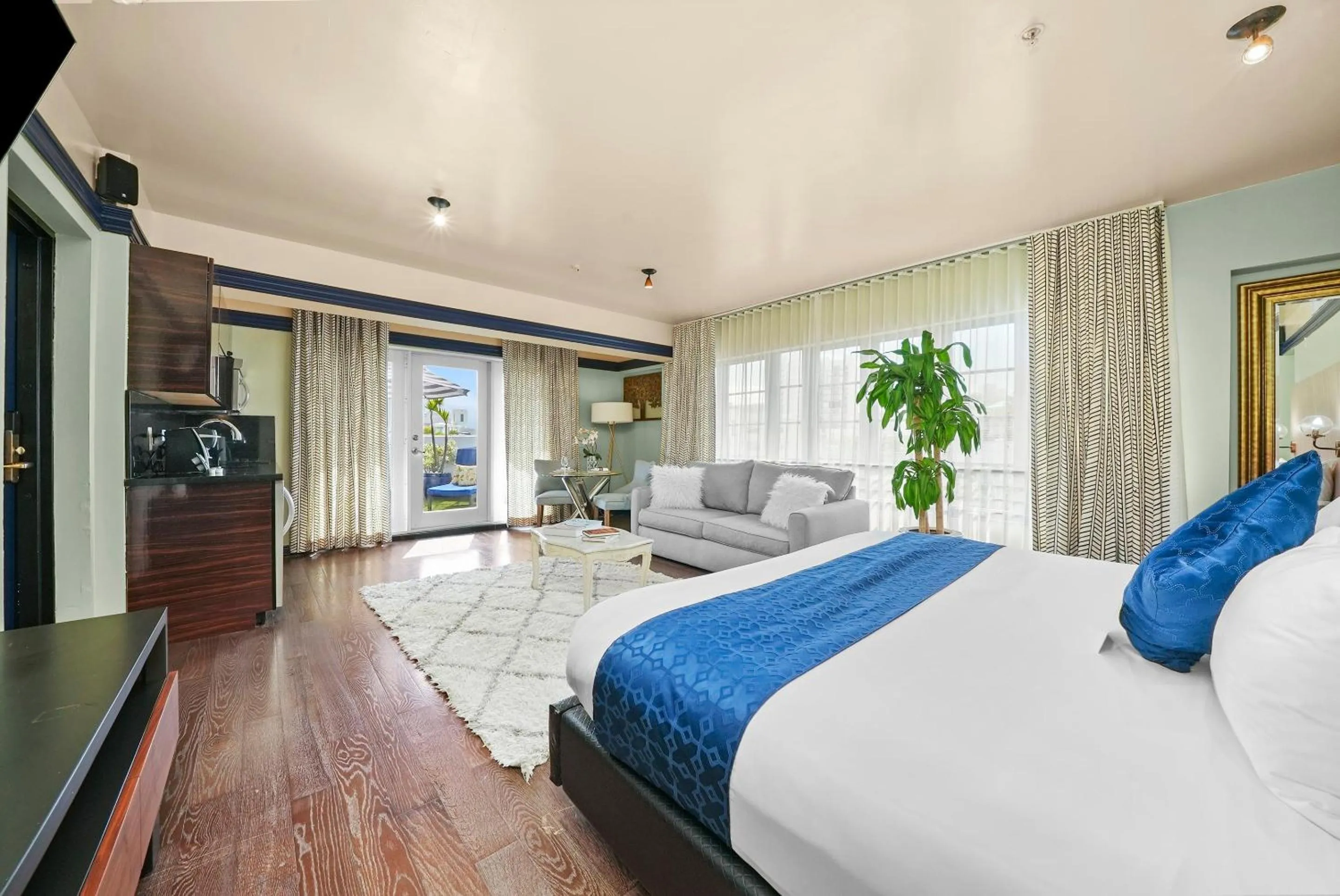 Bedroom, Bed in Riviera Suites