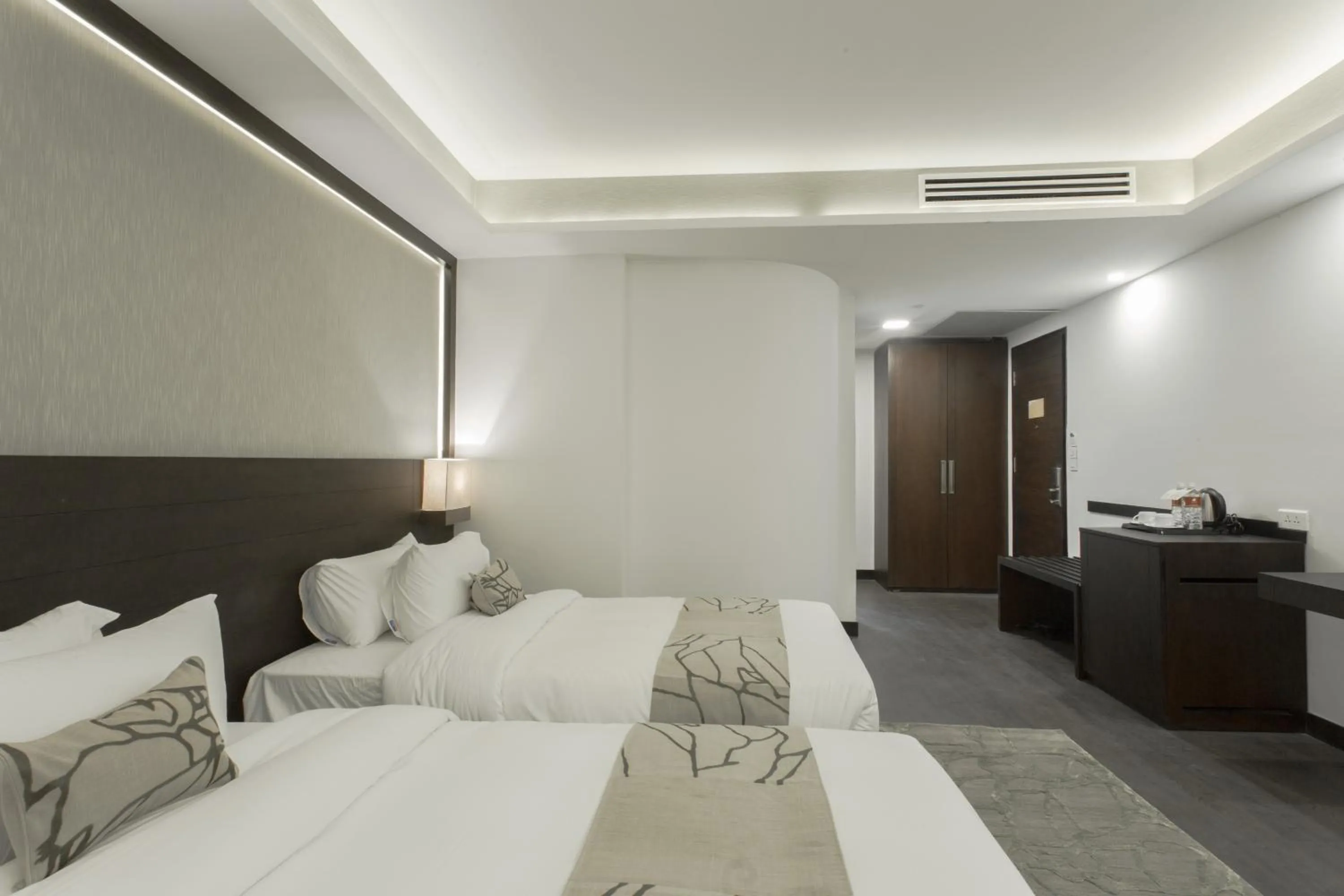 Shower, Bed in Hotel Mulberry