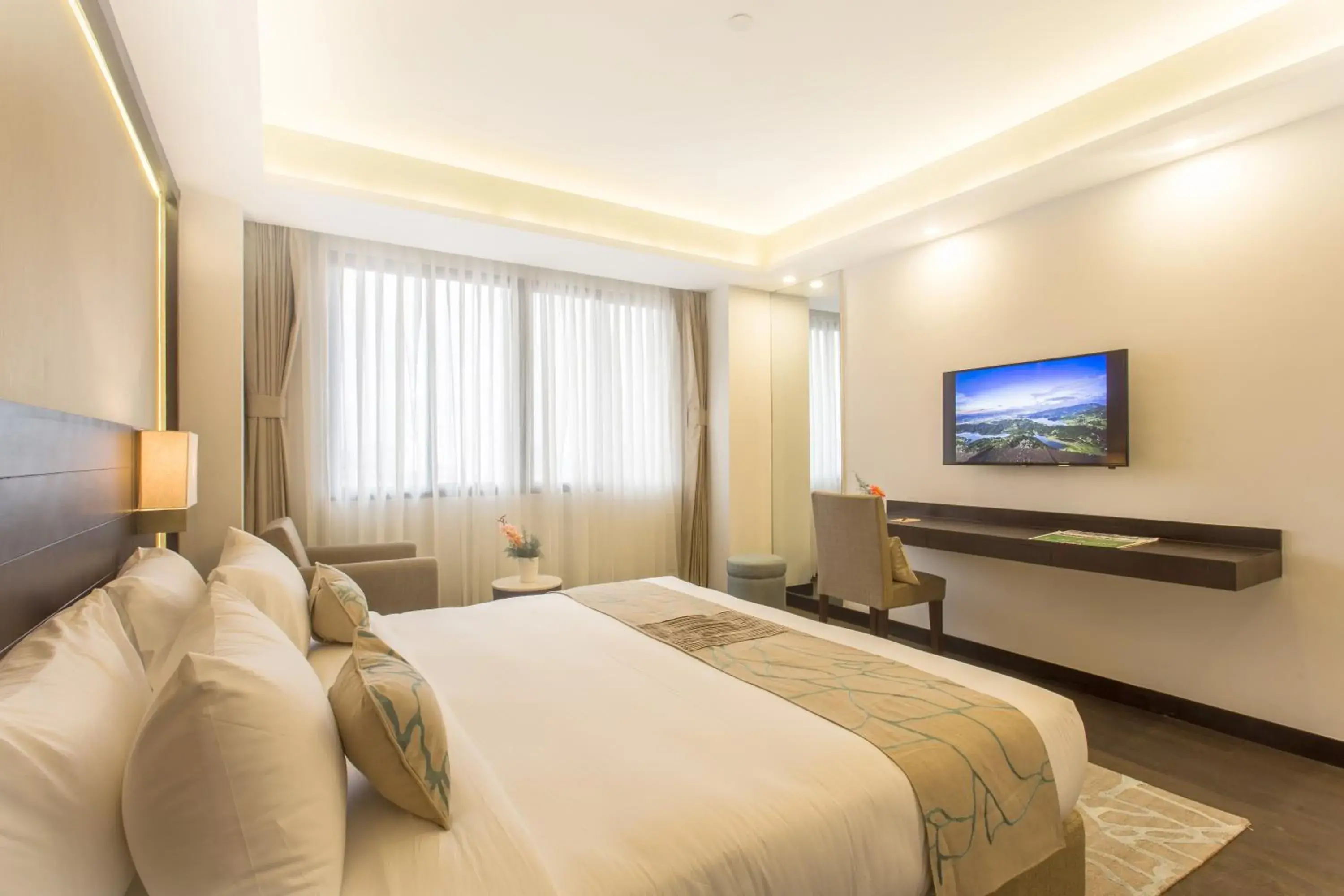 Shower, Bed in Hotel Mulberry Shower, Bed in Hotel Mulberry