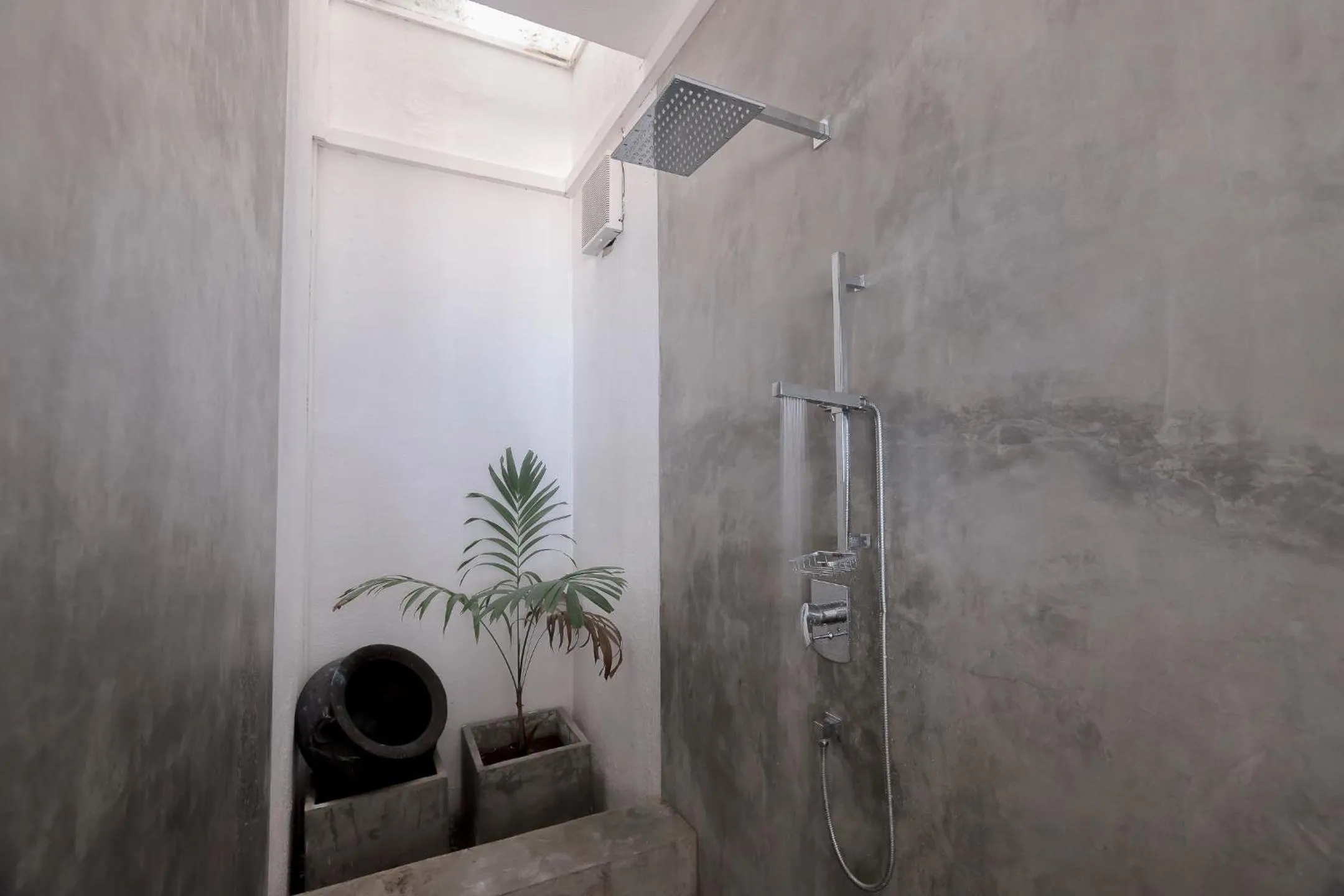 Shower in Bieshu Beach Hive