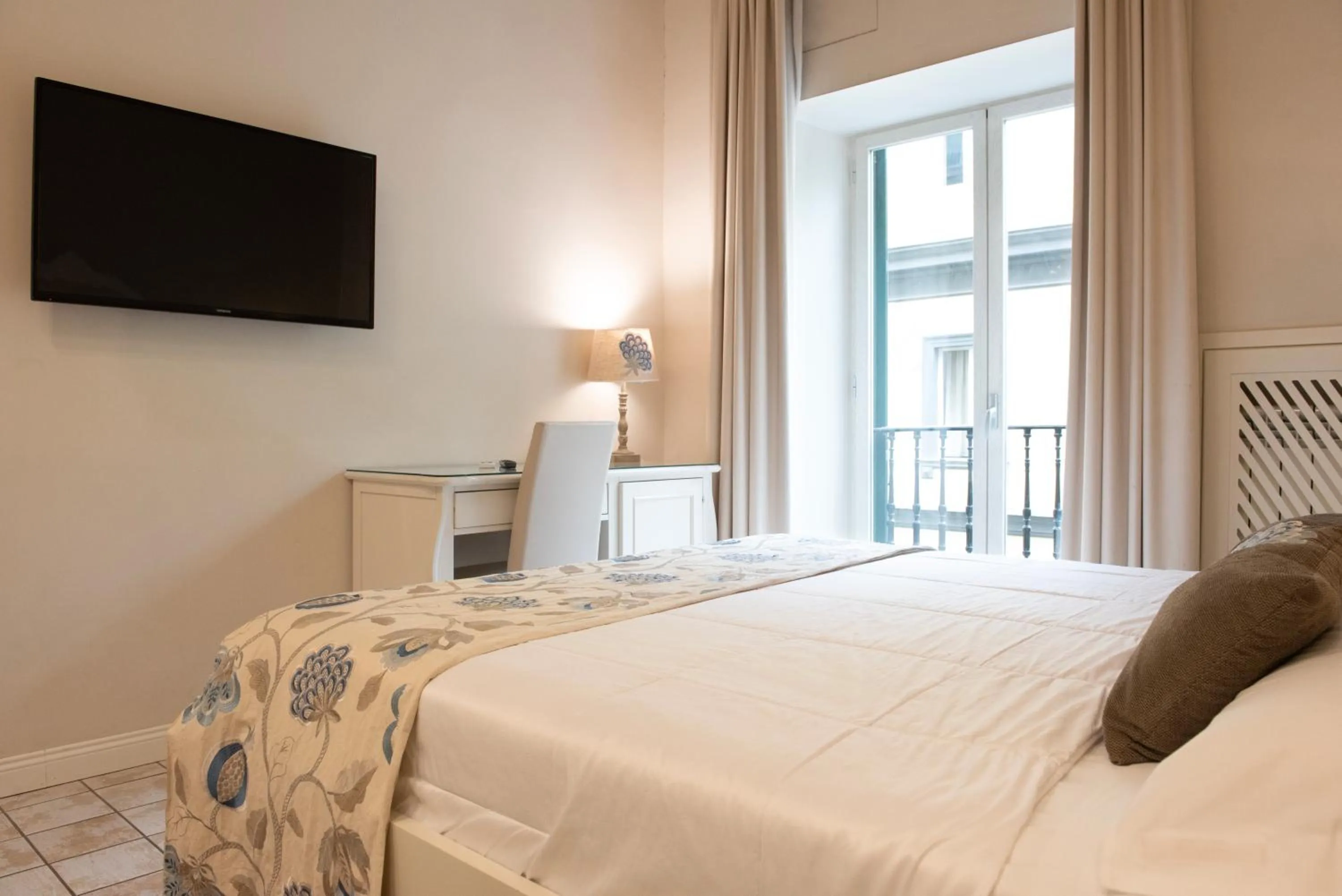 Photo of the whole room, Bed in Certosa Suite