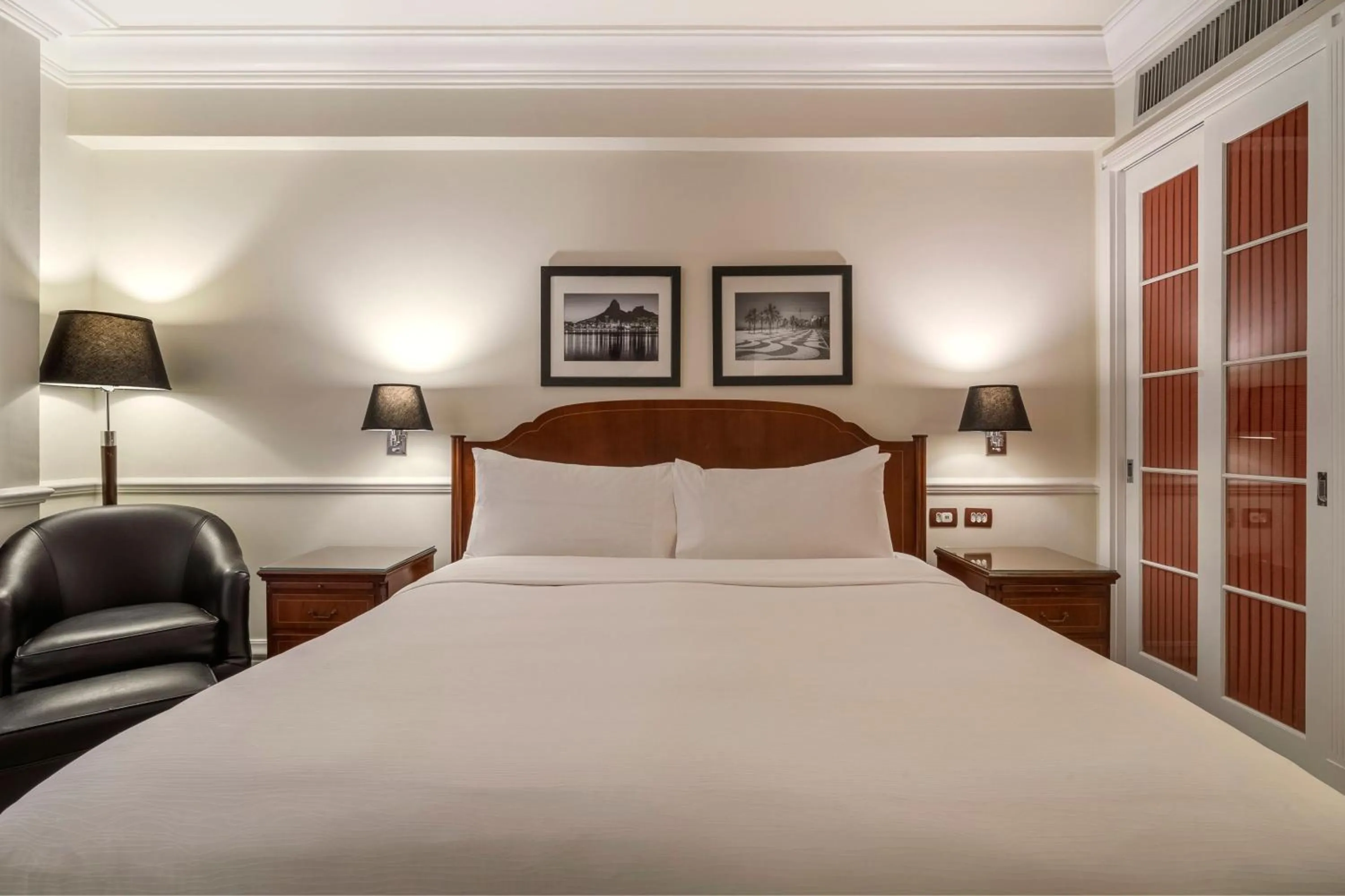 Photo of the whole room, Bed in JW Marriott Rio de Janeiro