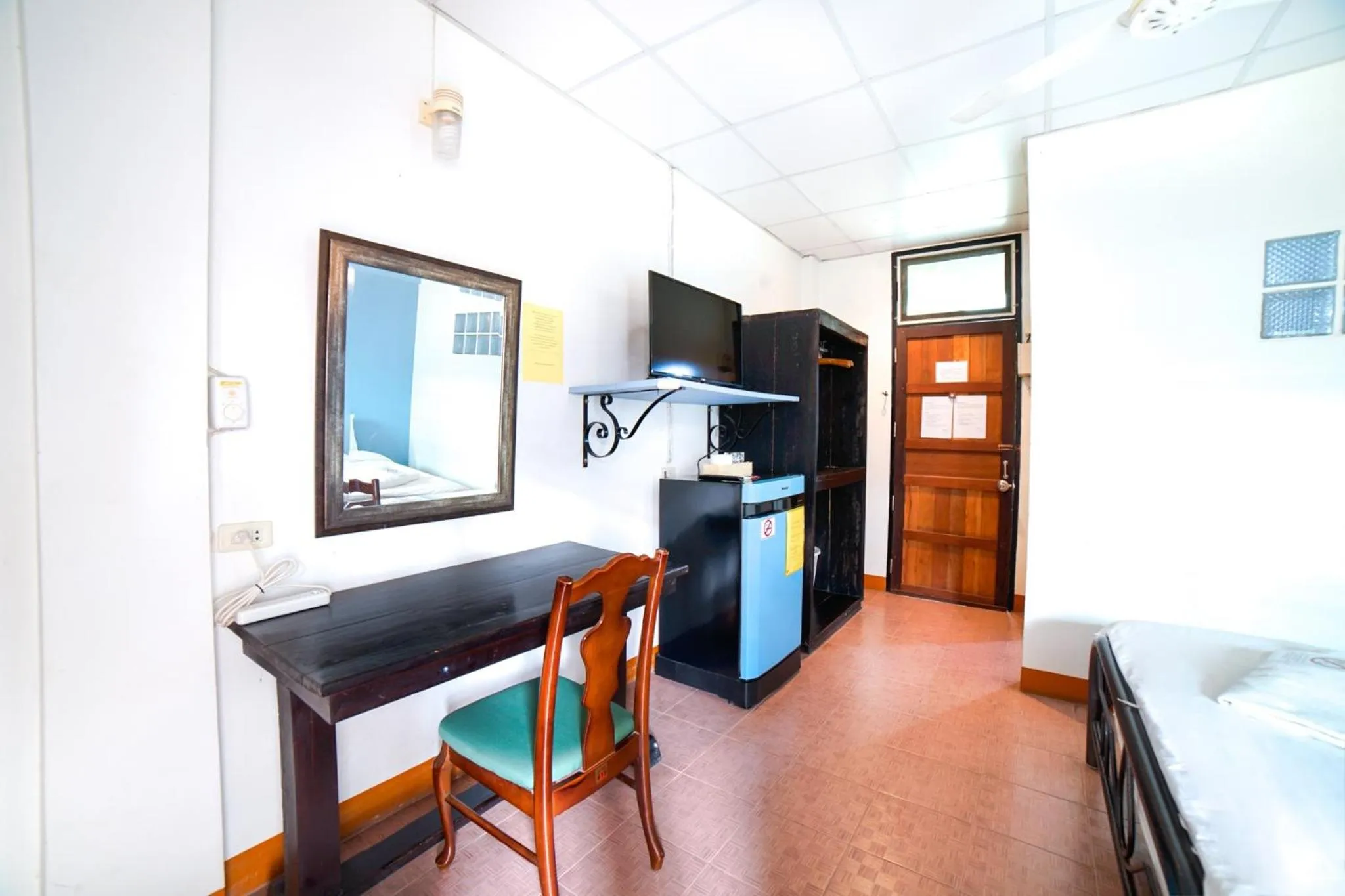 Photo of the whole room, Bed in Pakdee House