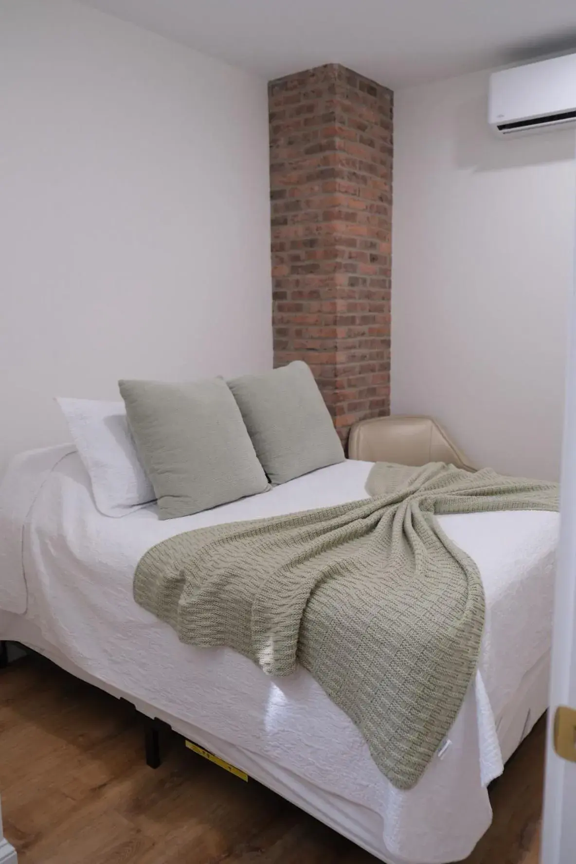 Bed in America's Cup Inn Newport Bed in America's Cup Inn Newport