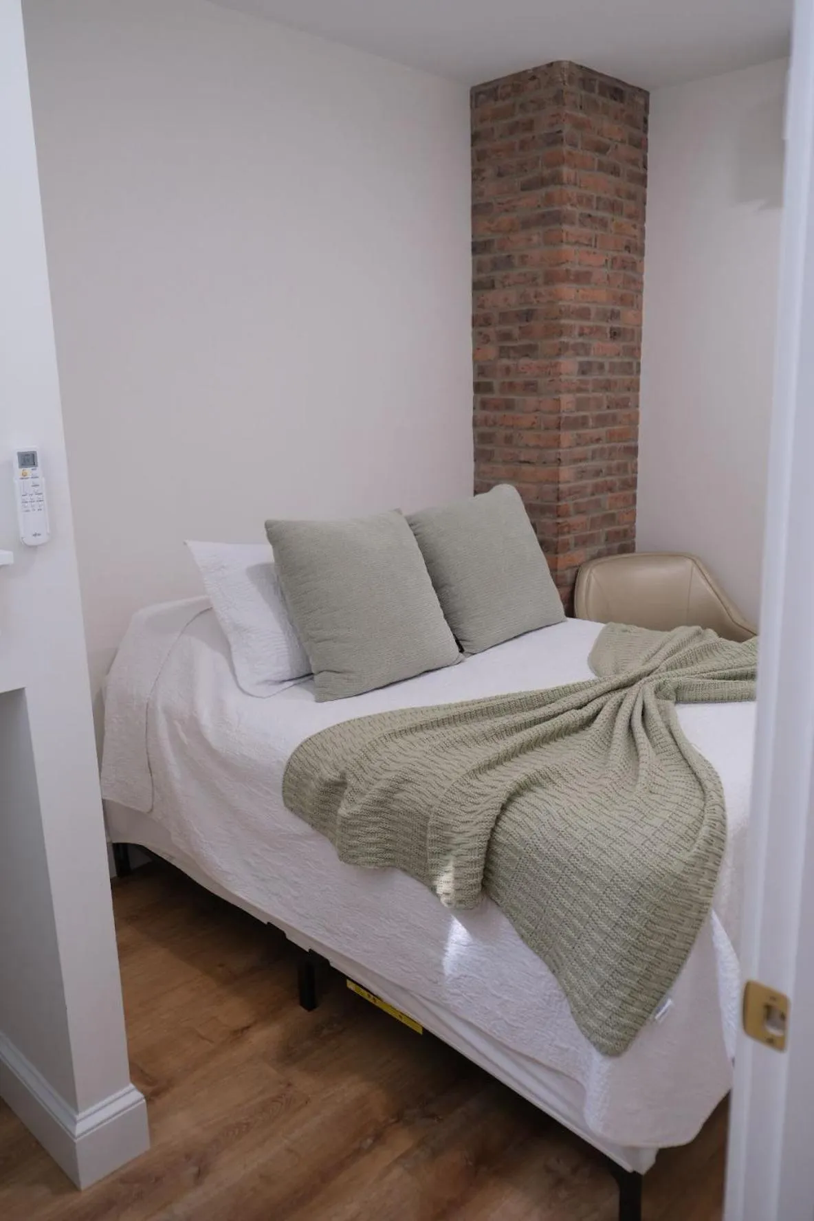 Bed in America's Cup Inn Newport