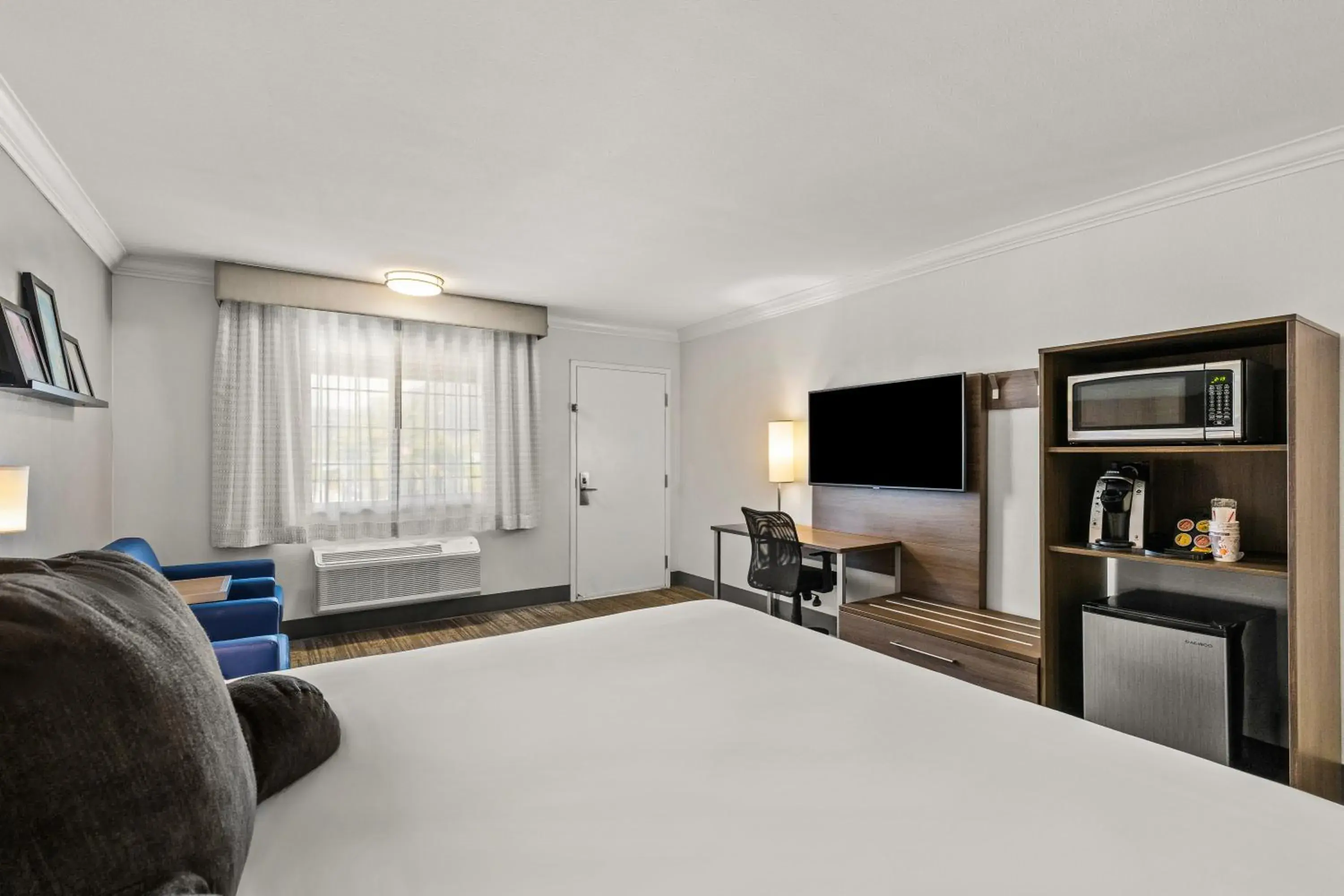 TV and multimedia, Bed in Signature Temecula TV and multimedia, Bed in Signature Temecula