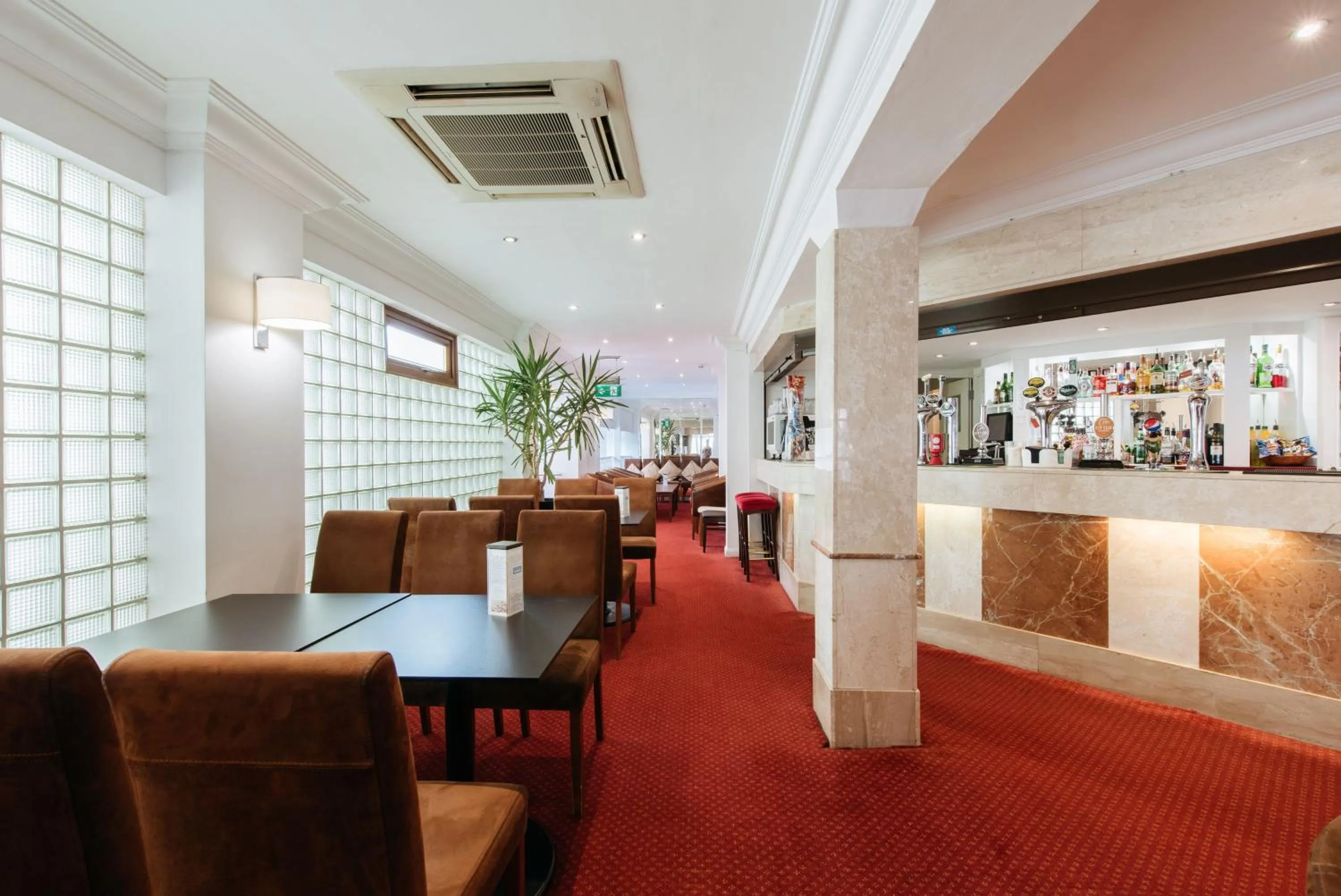 Restaurant/places to eat in The Queens Hotel