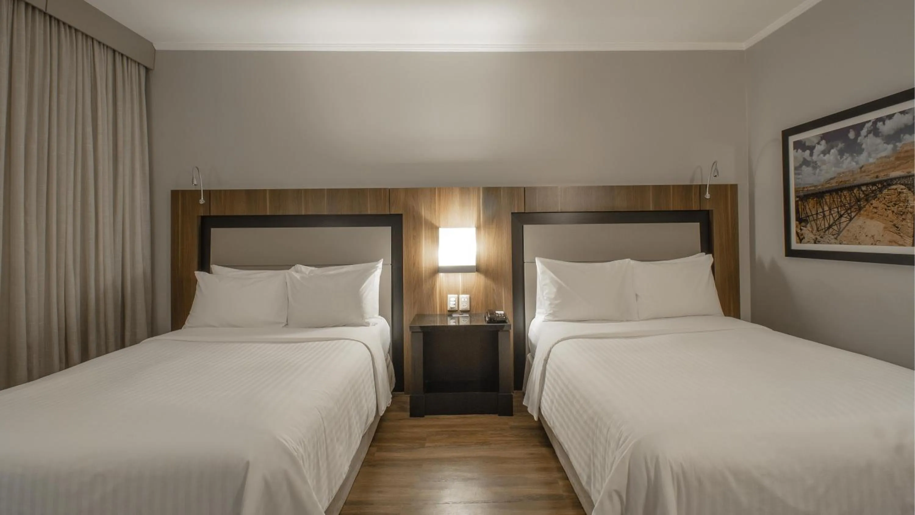 Photo of the whole room, Bed in Marriott São Paulo Airport Hotel