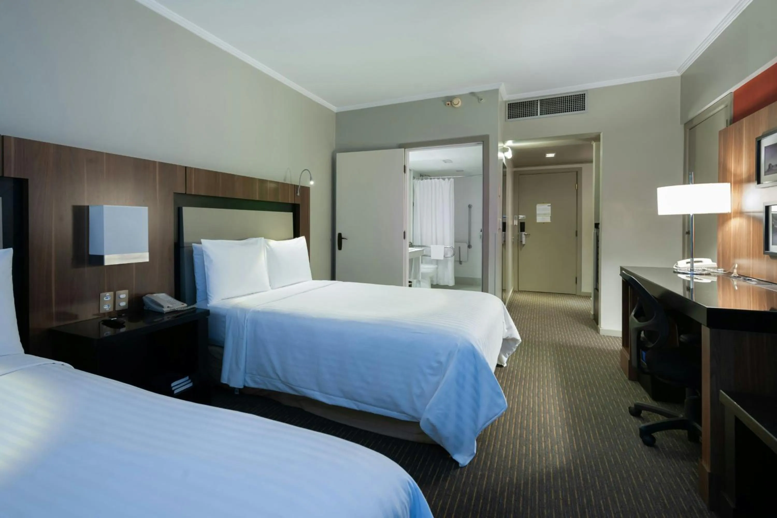 Photo of the whole room, Bed in Marriott São Paulo Airport Hotel