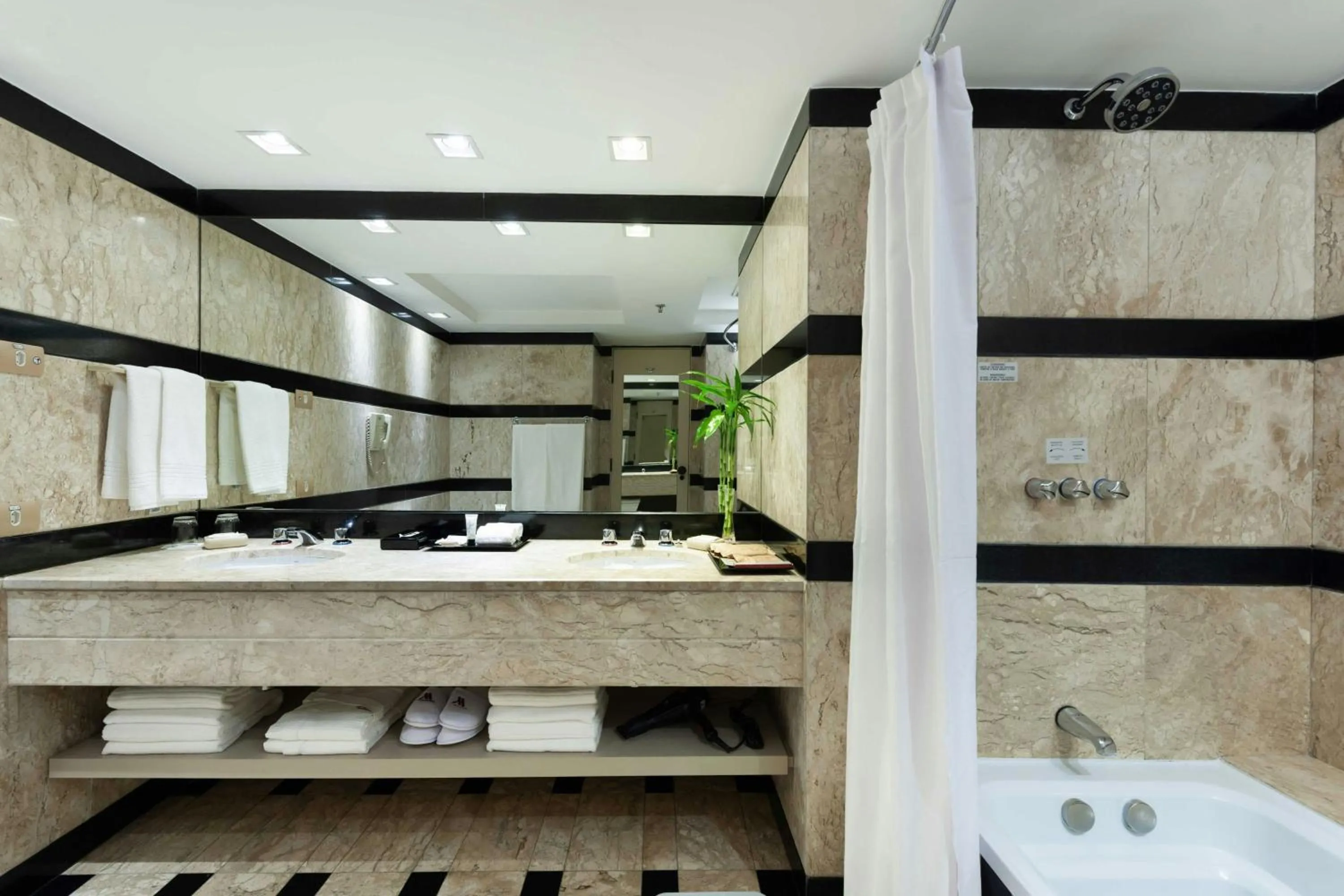 Bathroom in Marriott São Paulo Airport Hotel