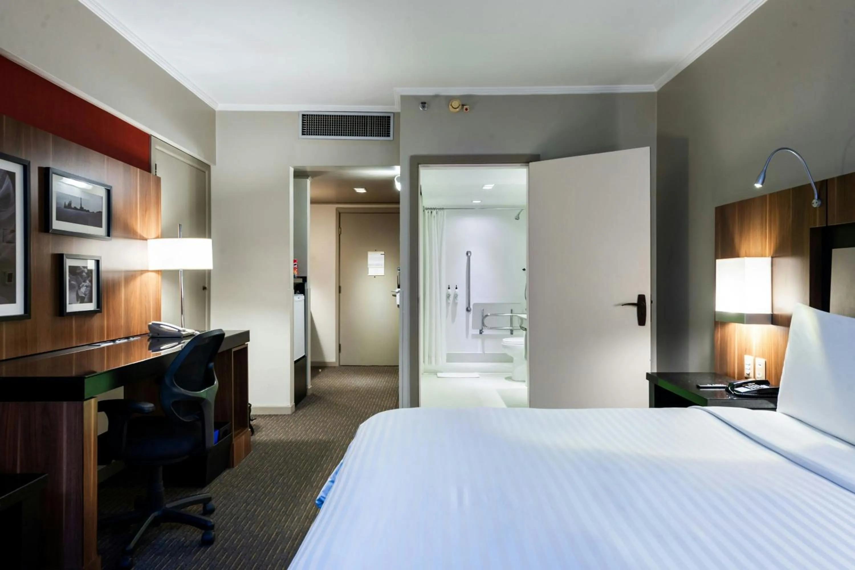 Photo of the whole room, Bed in Marriott São Paulo Airport Hotel