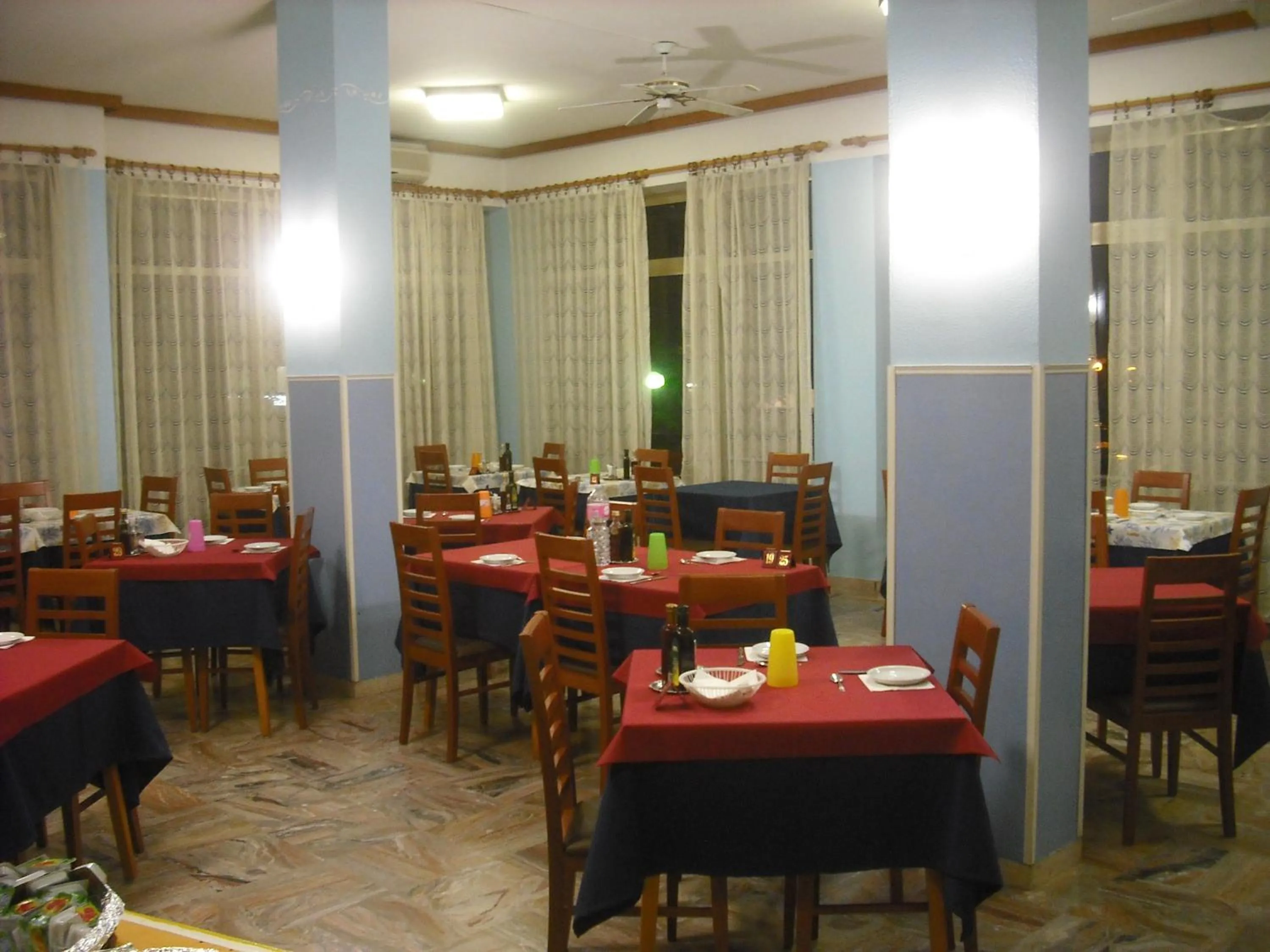 Restaurant/places to eat in Hotel Bellevue