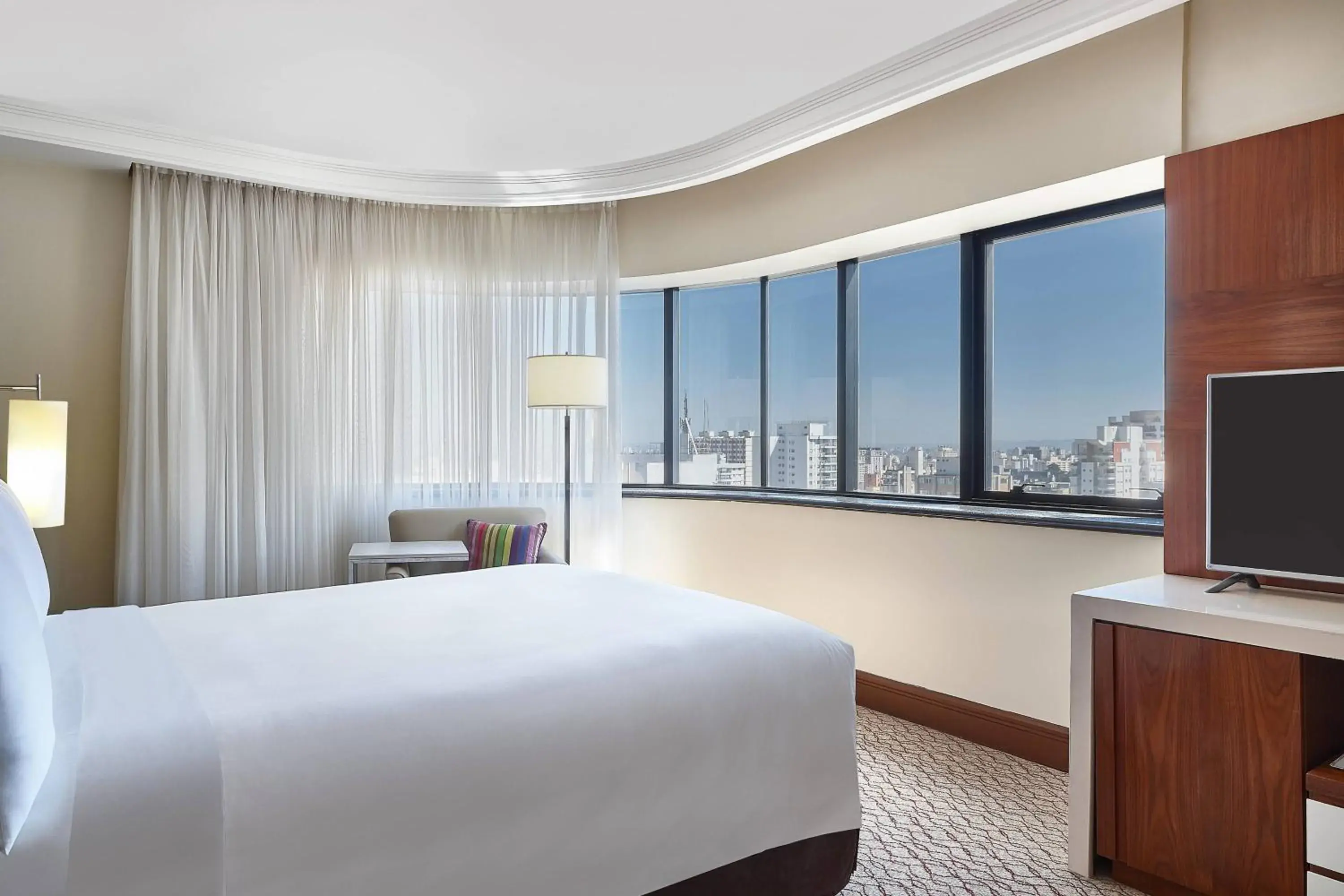 Guest room, 1 Queen, City view in Renaissance São Paulo Hotel Guest room, 1 Queen, City view in Renaissance São Paulo Hotel