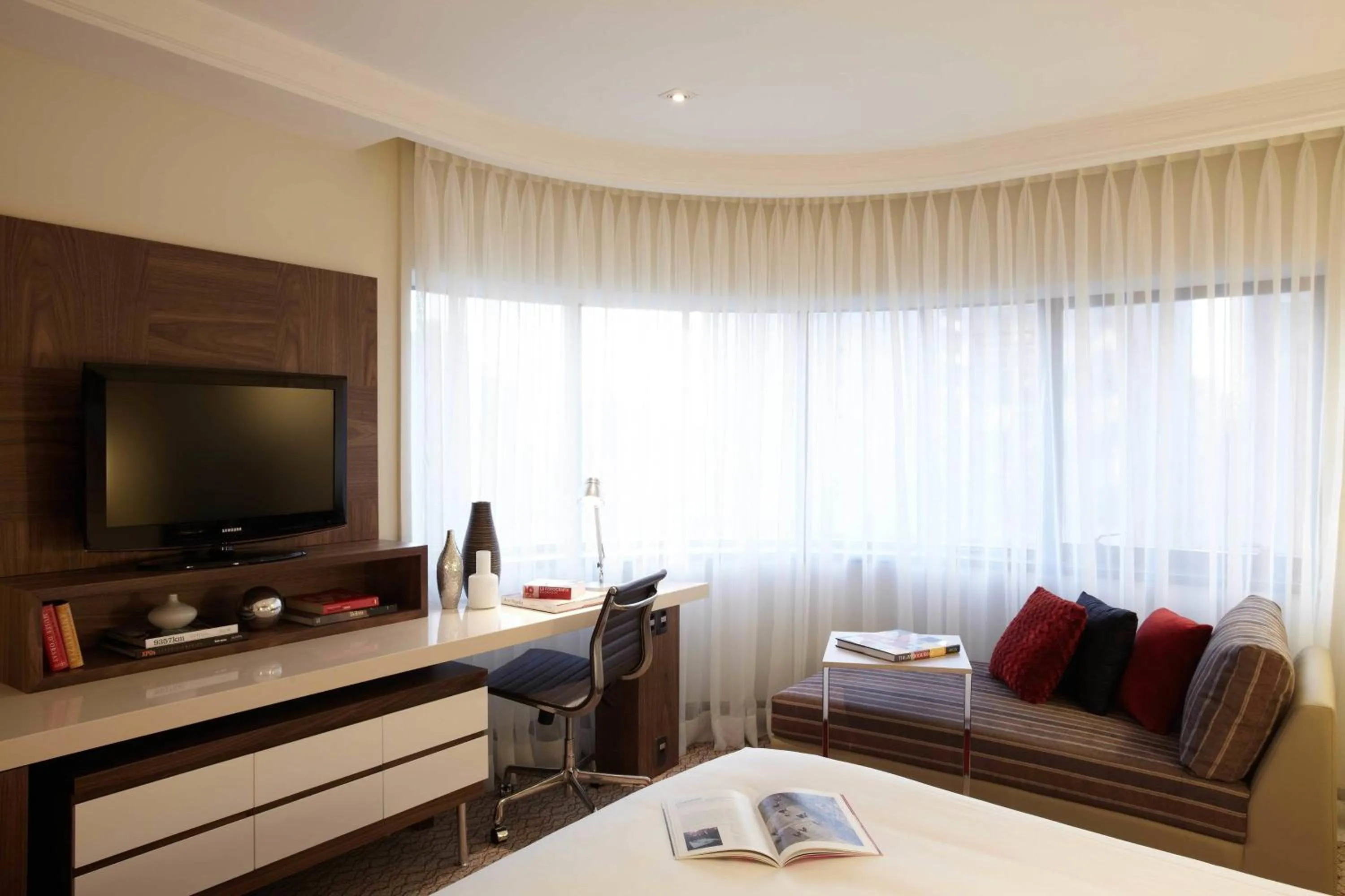 Photo of the whole room, Bed in Renaissance São Paulo Hotel