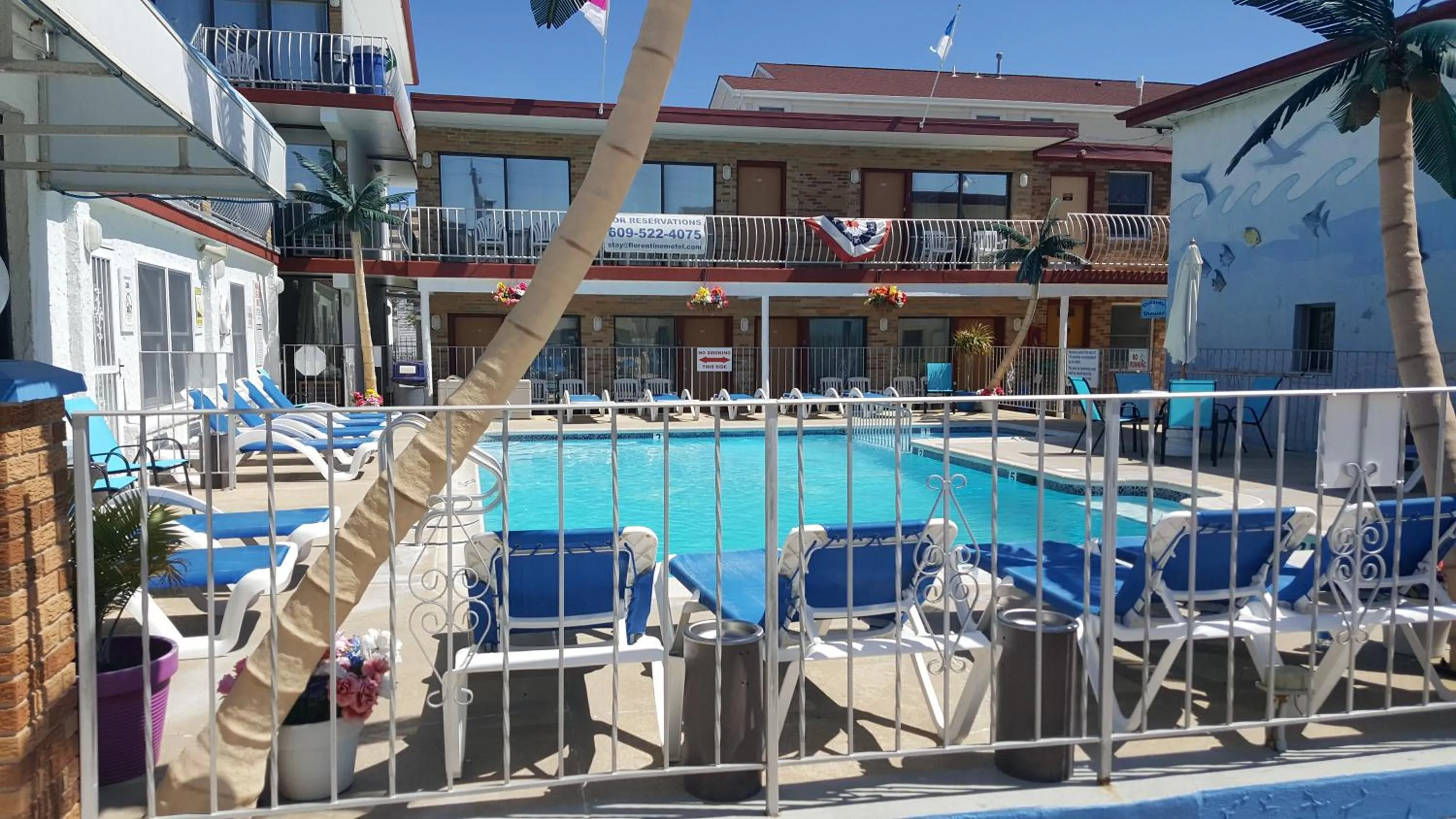 Swimming pool in Florentine Family Motel