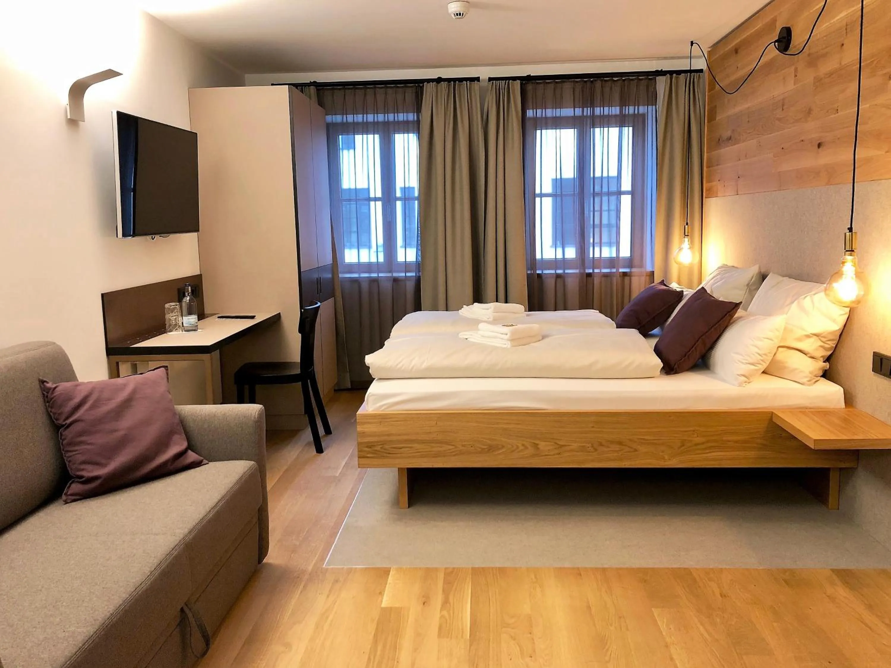 Photo of the whole room, Bed in Stadthotel Kachelofen