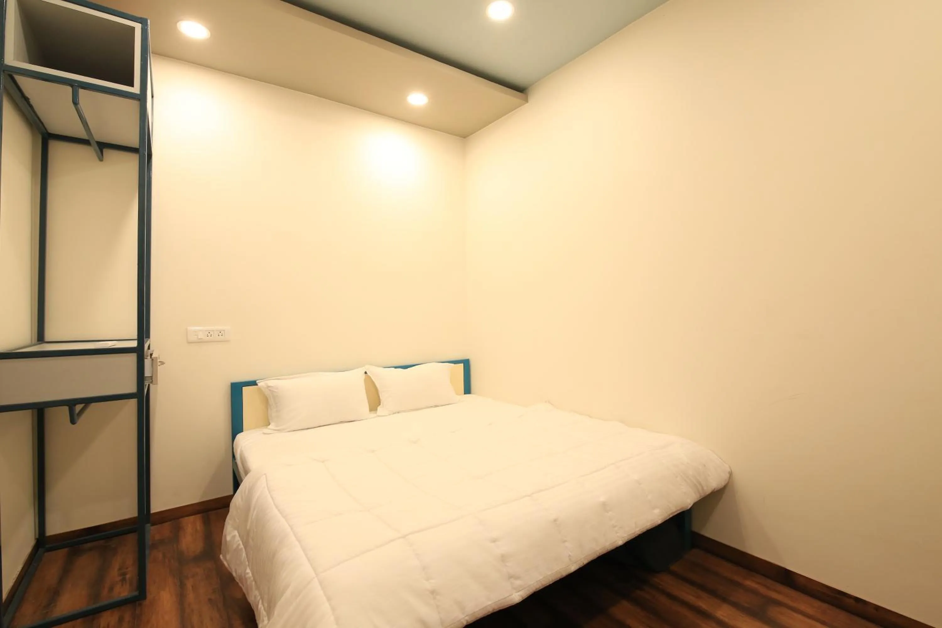 Queen Double Room with Balcony - single occupancy in Blue Beds Hostel