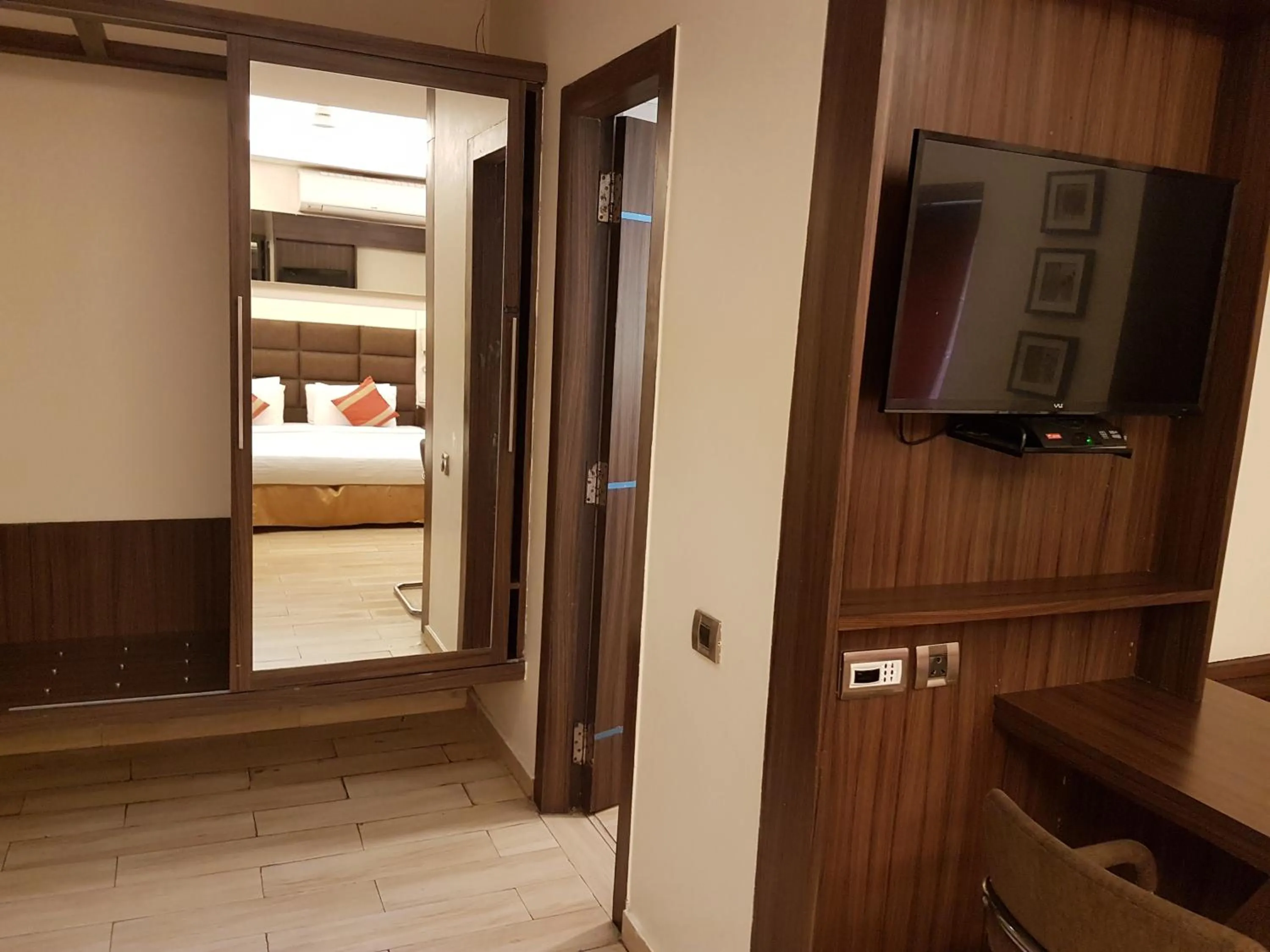 TV and multimedia in Hotel Arif Castles