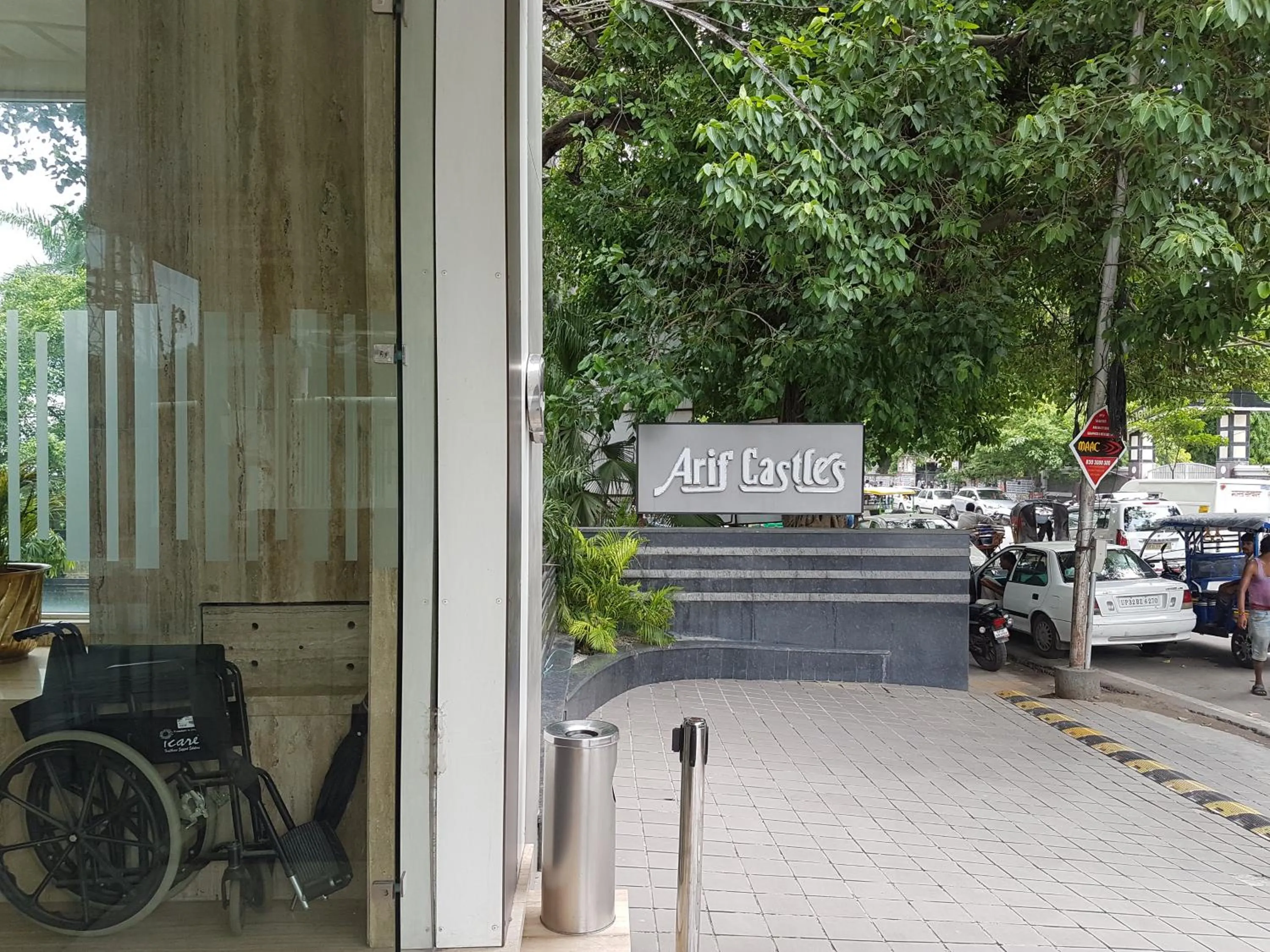 Parking in Hotel Arif Castles