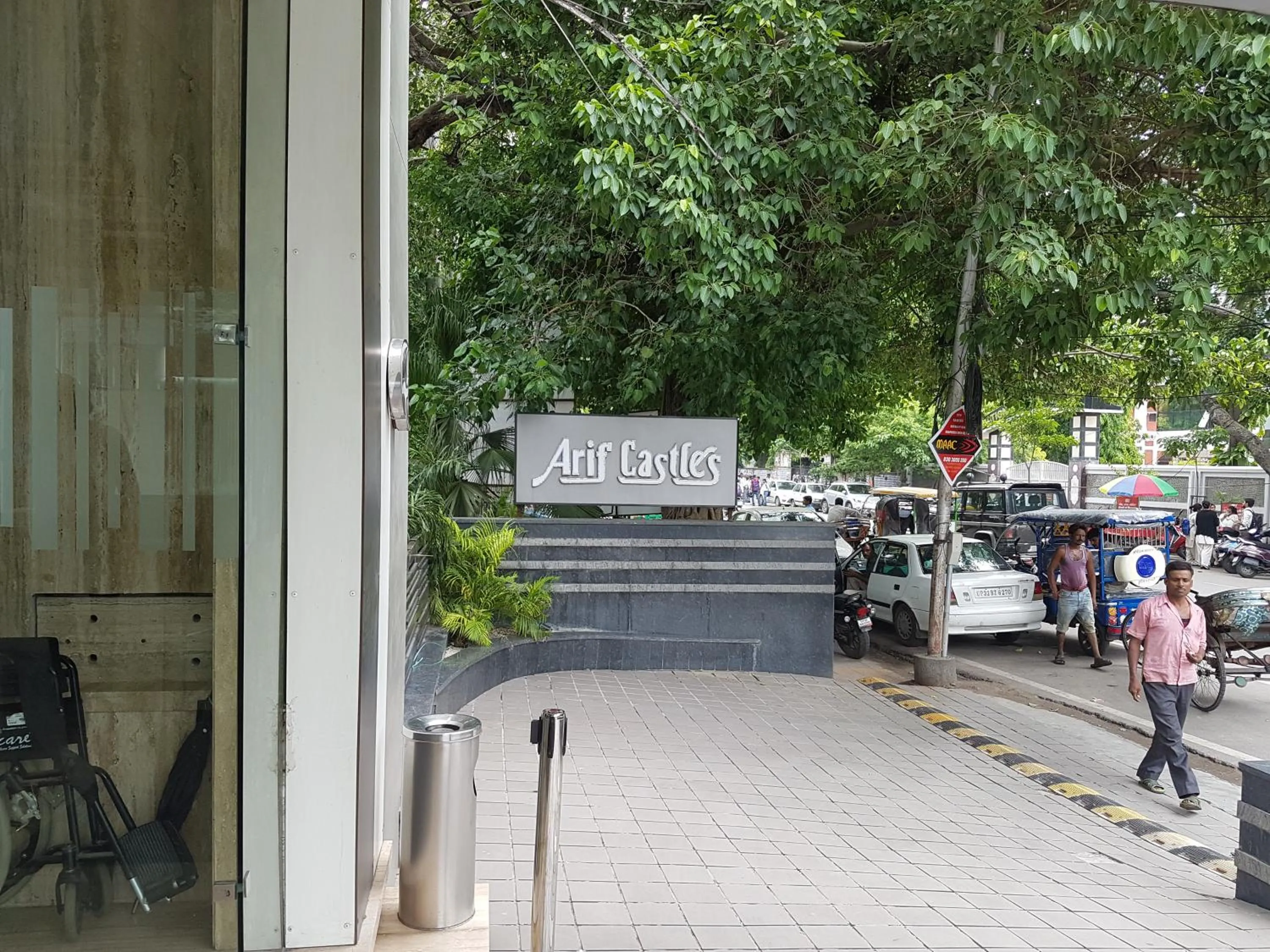 Parking in Hotel Arif Castles