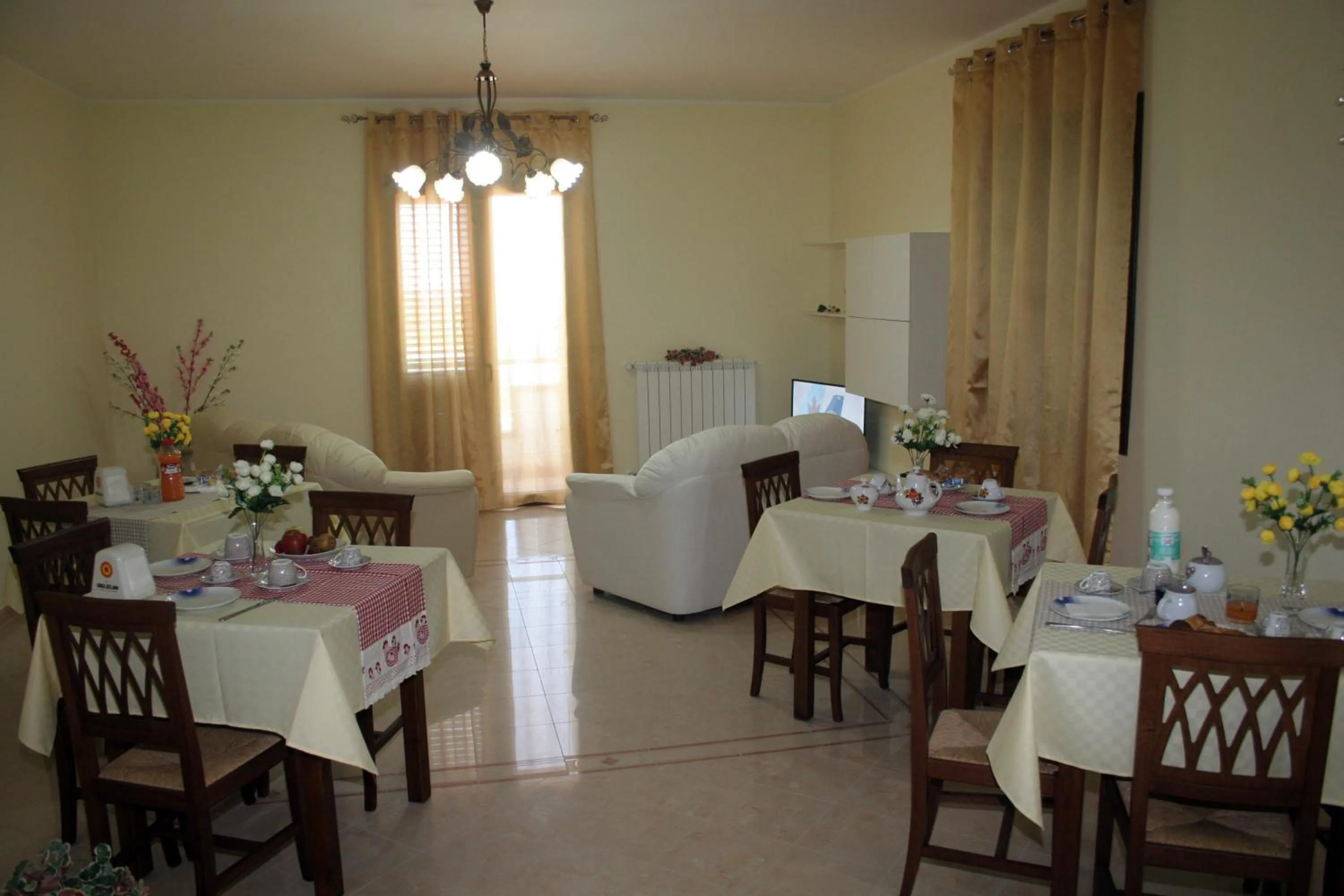 Communal lounge/ TV room in B&B Villa Eleonora Tropea