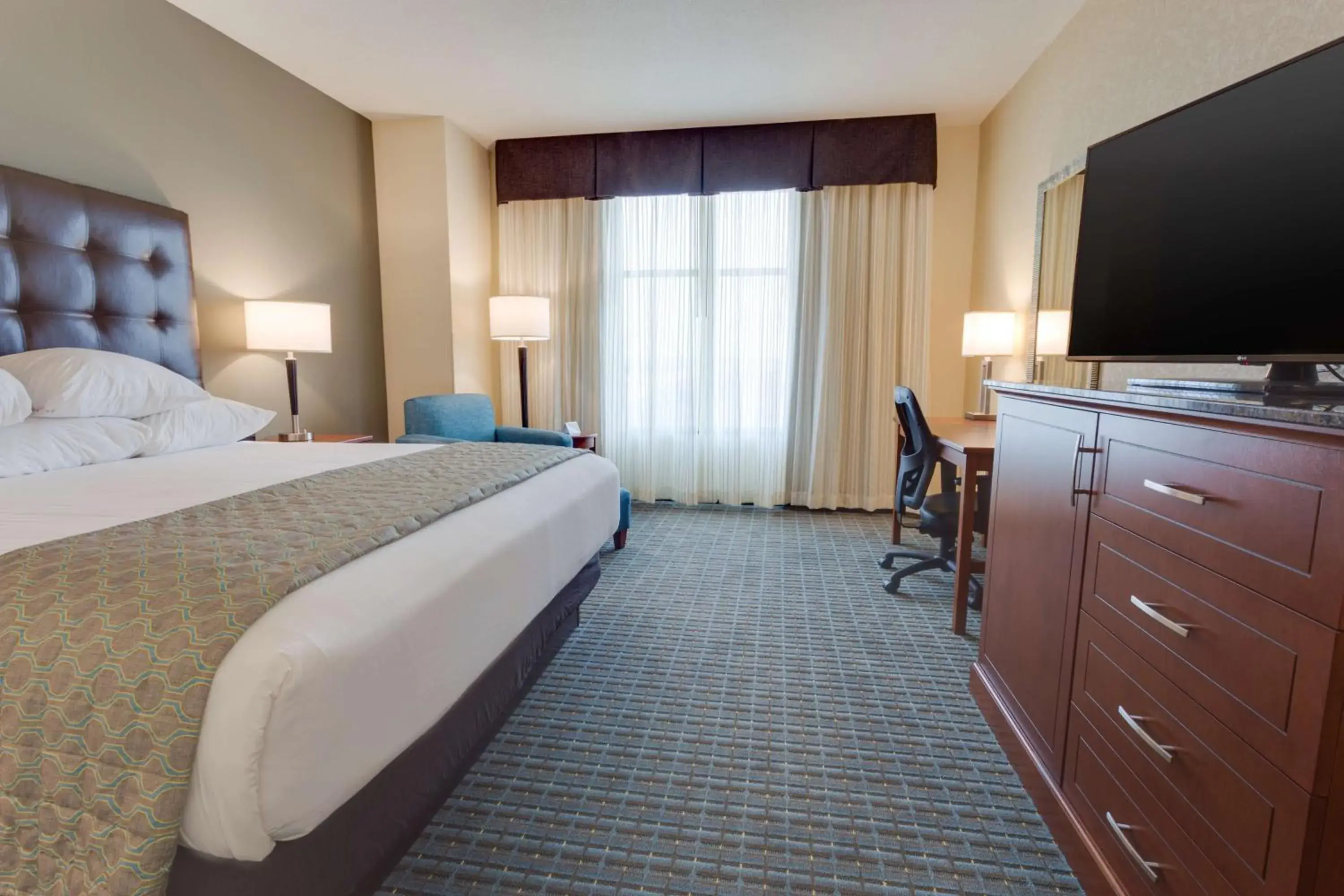 Photo of the whole room, Bed in Drury Plaza Hotel St. Louis St. Charles Photo of the whole room, Bed in Drury Plaza Hotel St. Louis St. Charles