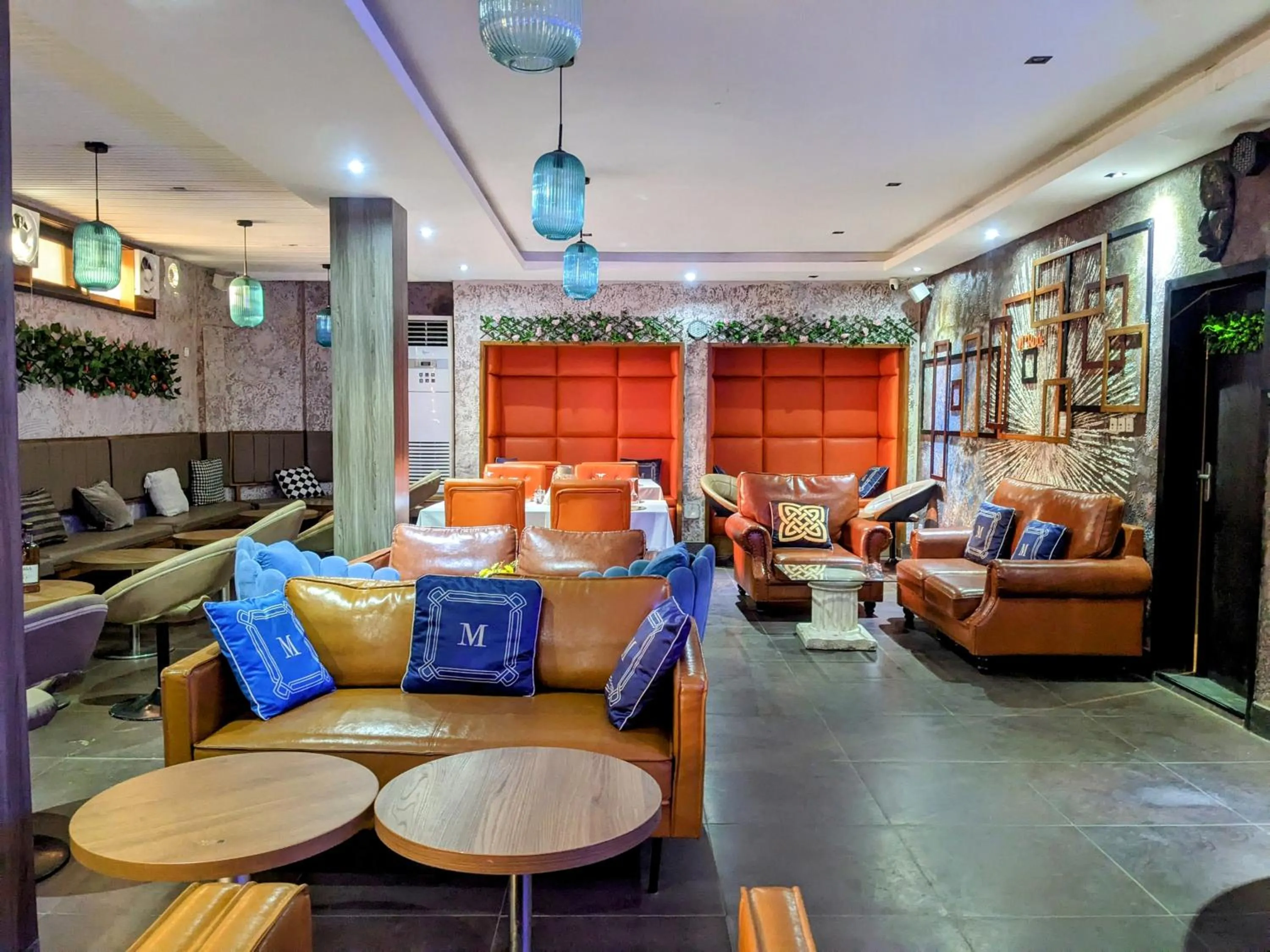 Restaurant/places to eat in Hotel M'Rode