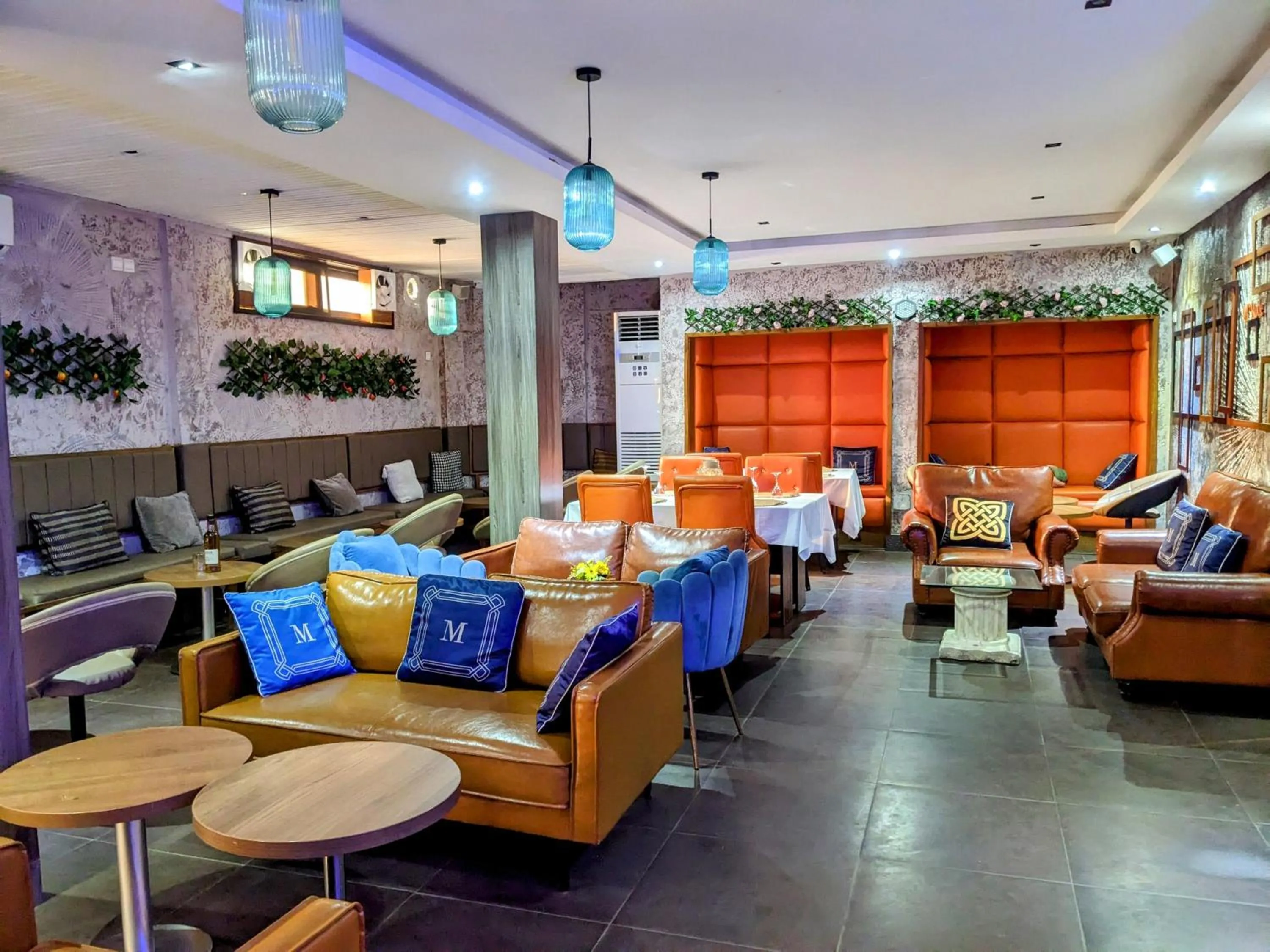 Restaurant/places to eat in Hotel M'Rode