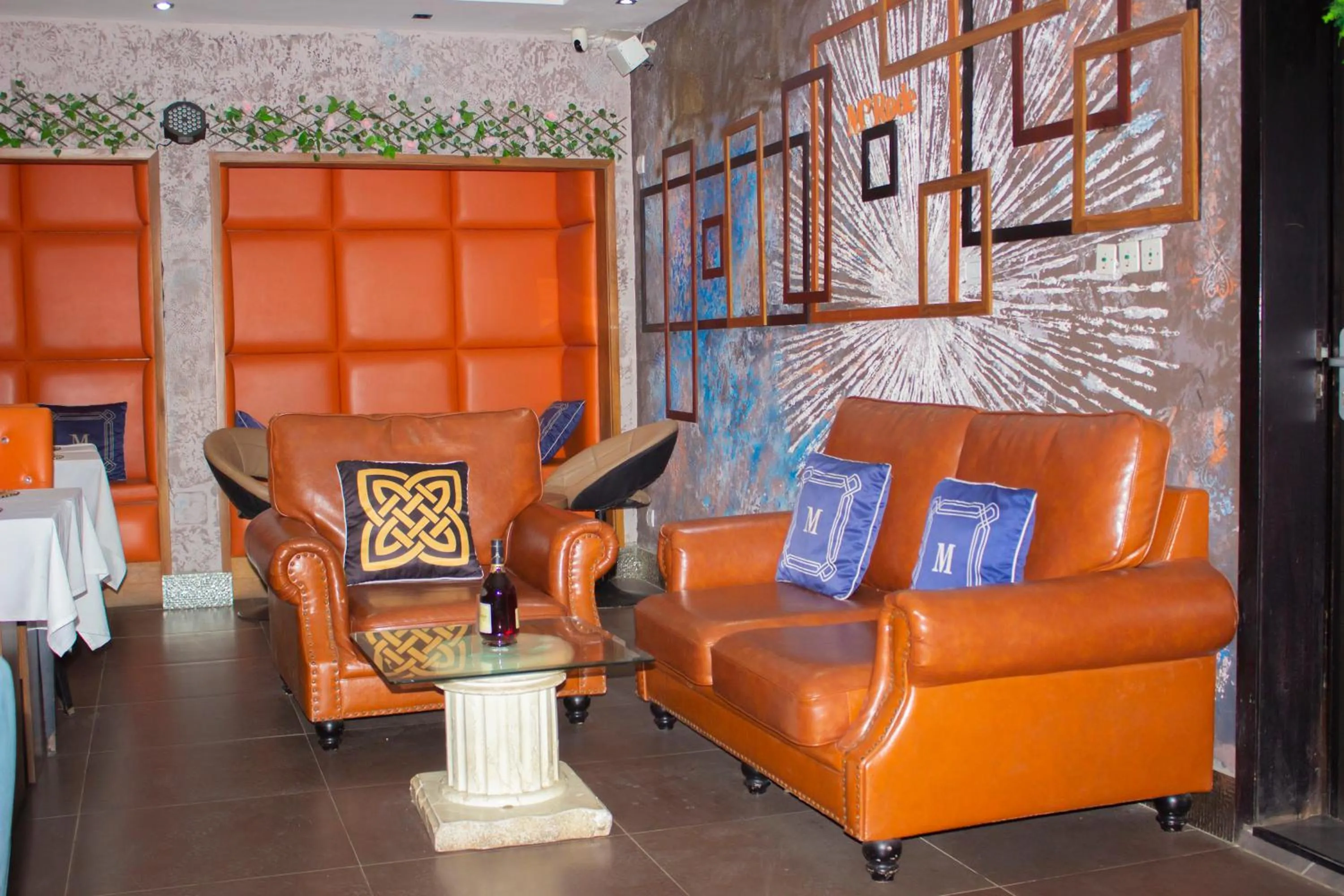 Restaurant/places to eat in Hotel M'Rode